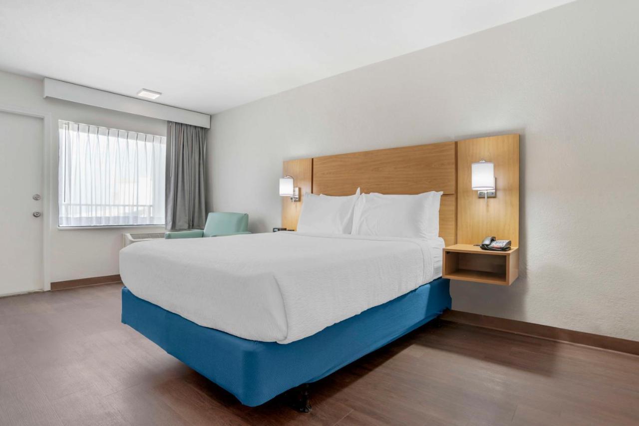 Queen Room with Roll-In Shower - Disability Access/Non-Smoking