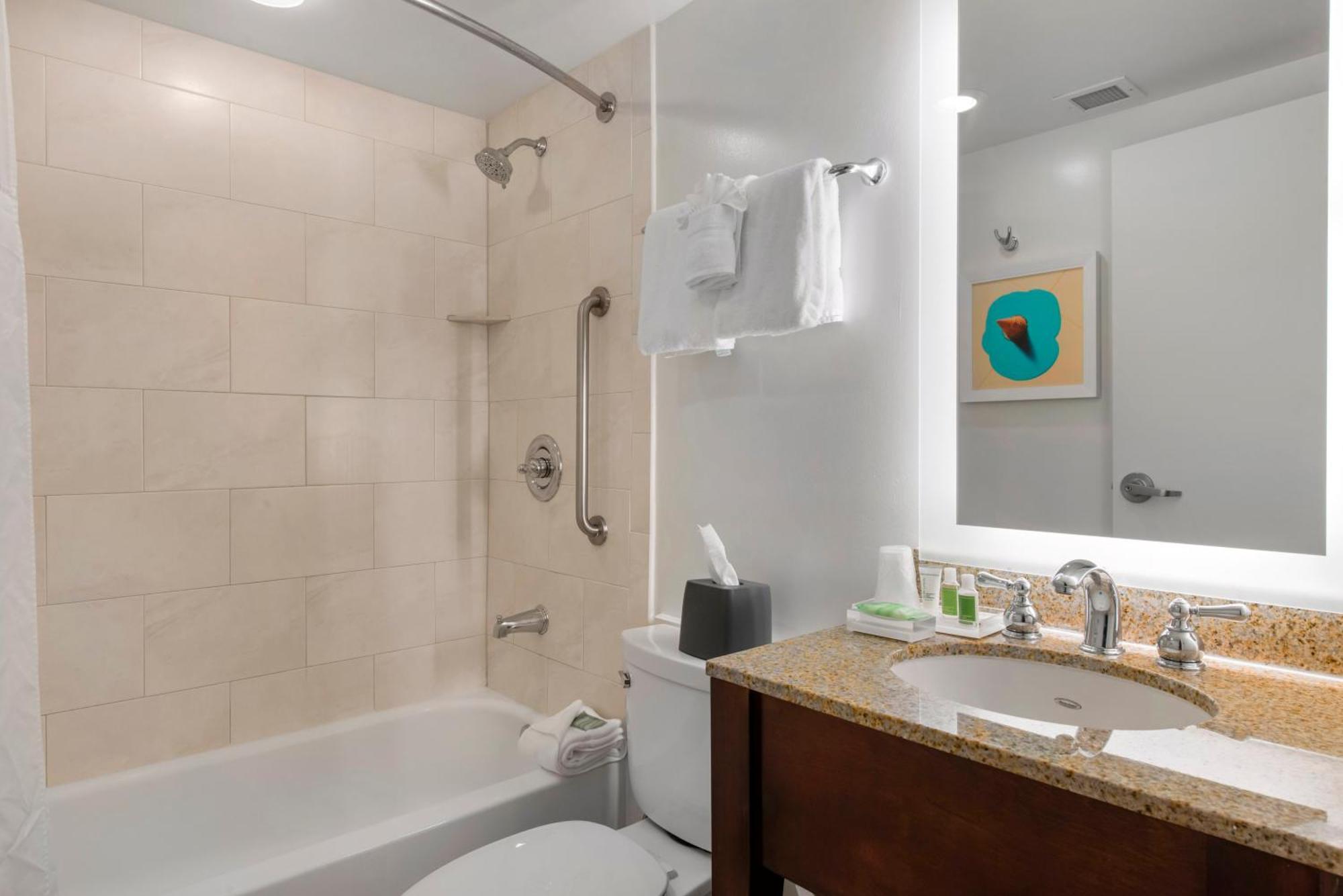 Habitación Doble Estándar con 2 camas grandes y balcón