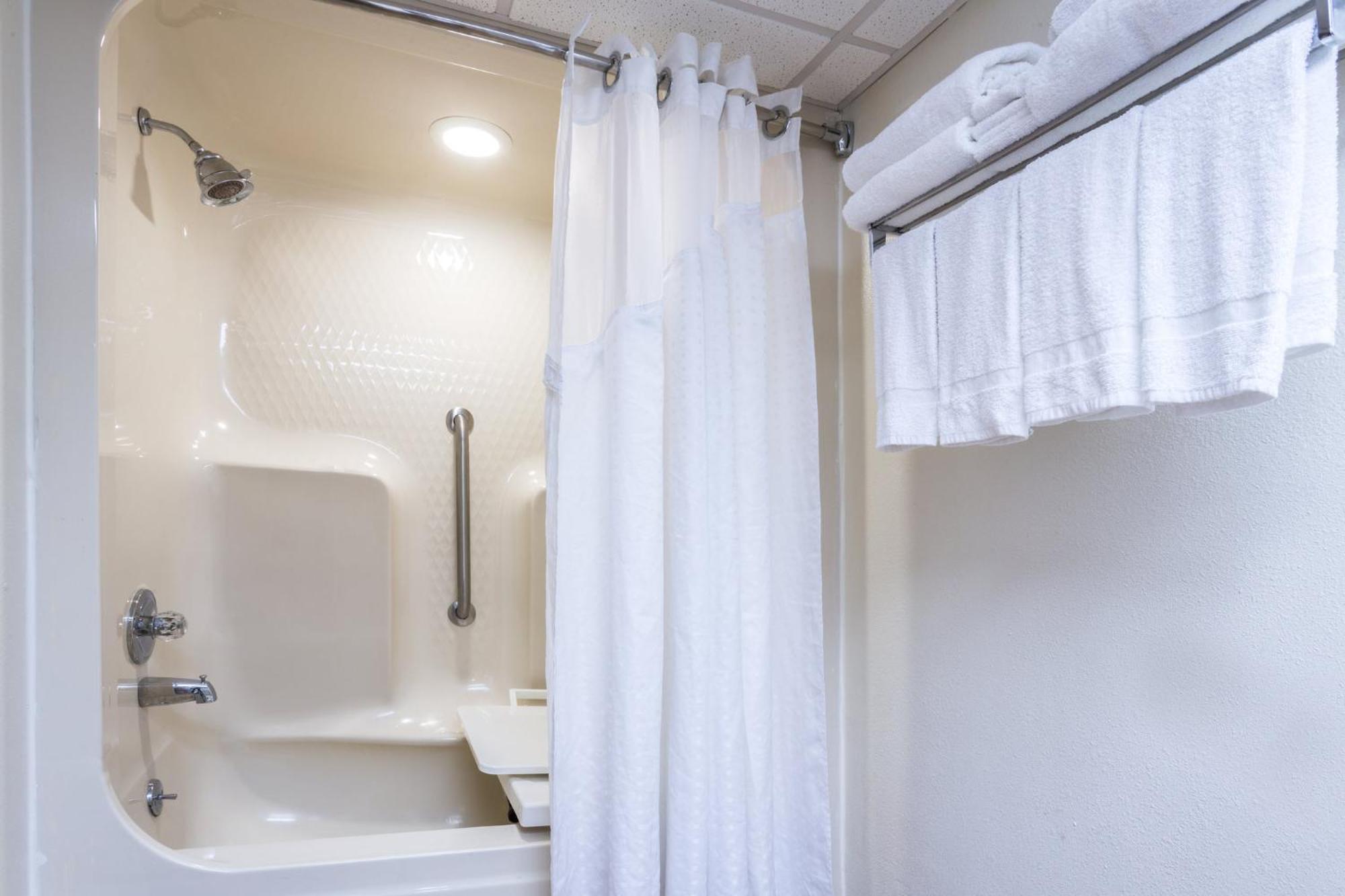 Queen Room with Two Queen Beds - Mobility Access Tub/Non-Smoking