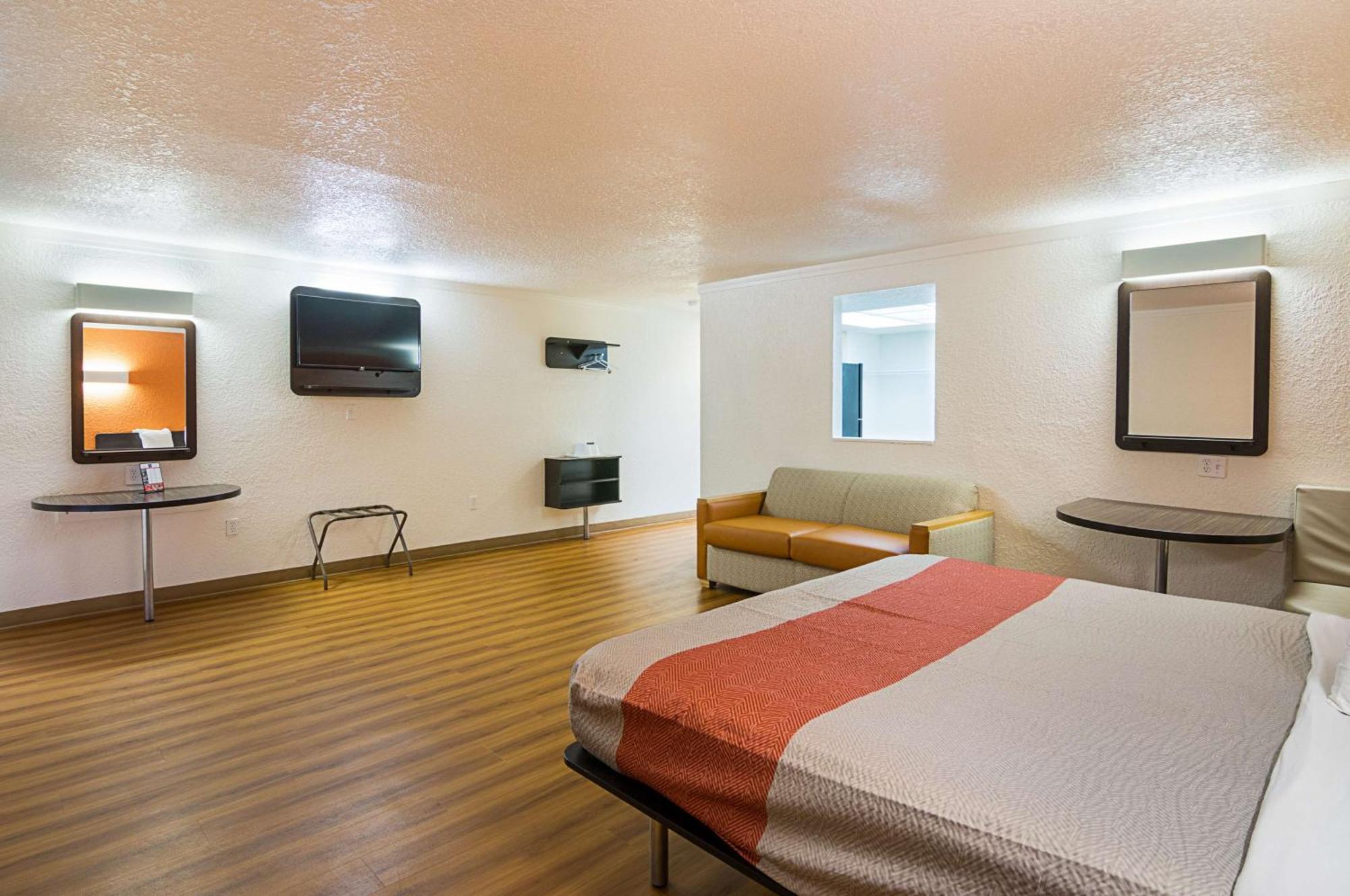 Deluxe King Room Non-Smoking