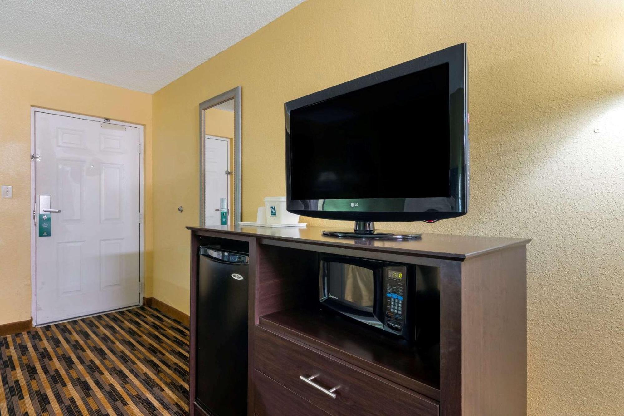 Queen Room with Two Queen Beds - Non-Smoking,1448660242:JPEG