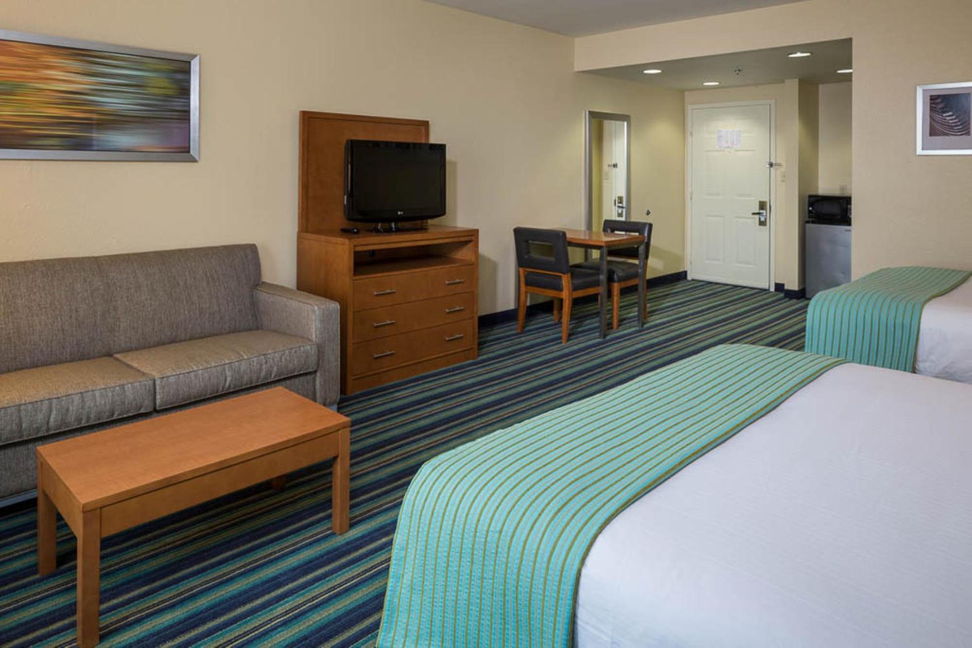 One-Bedroom Queen Suite