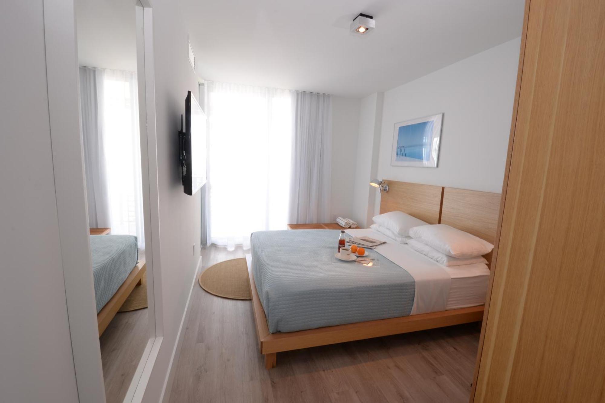 Oceanside One-Bedroom Suite with Kitchenette and Balcony,1448865538:JPEG