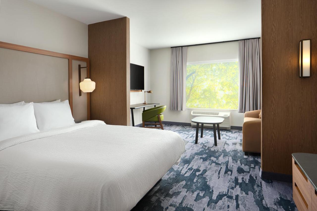 King Suite with Bathtub and Sofa Bed - Mobility Access