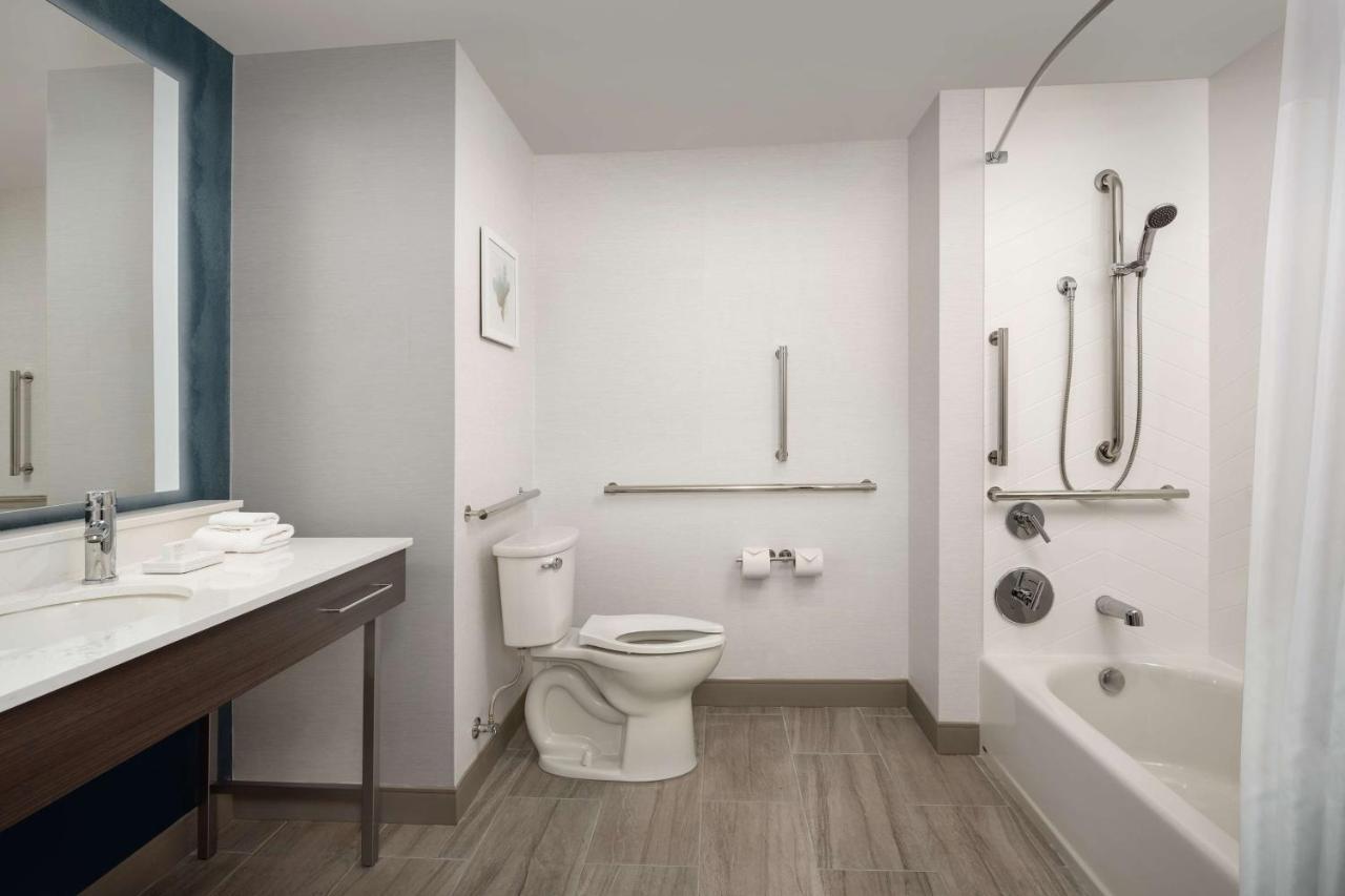 King Room with Bath Tub - Mobility and Hearing Access,1477888780:JPEG