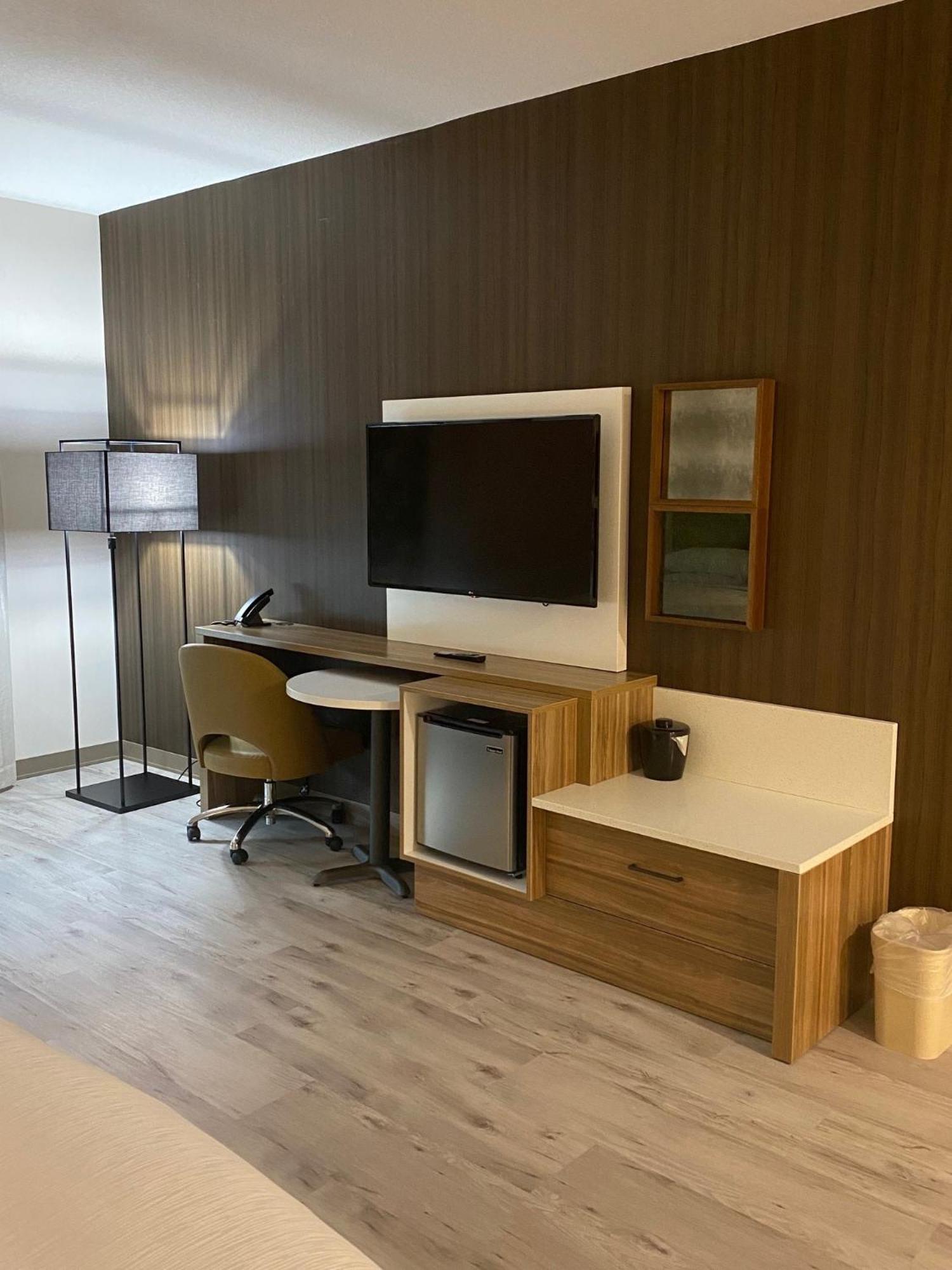 Queen Room Two Queen Beds Walk Shower w or Grab Bars Mobility Accessible or Non-Smoking