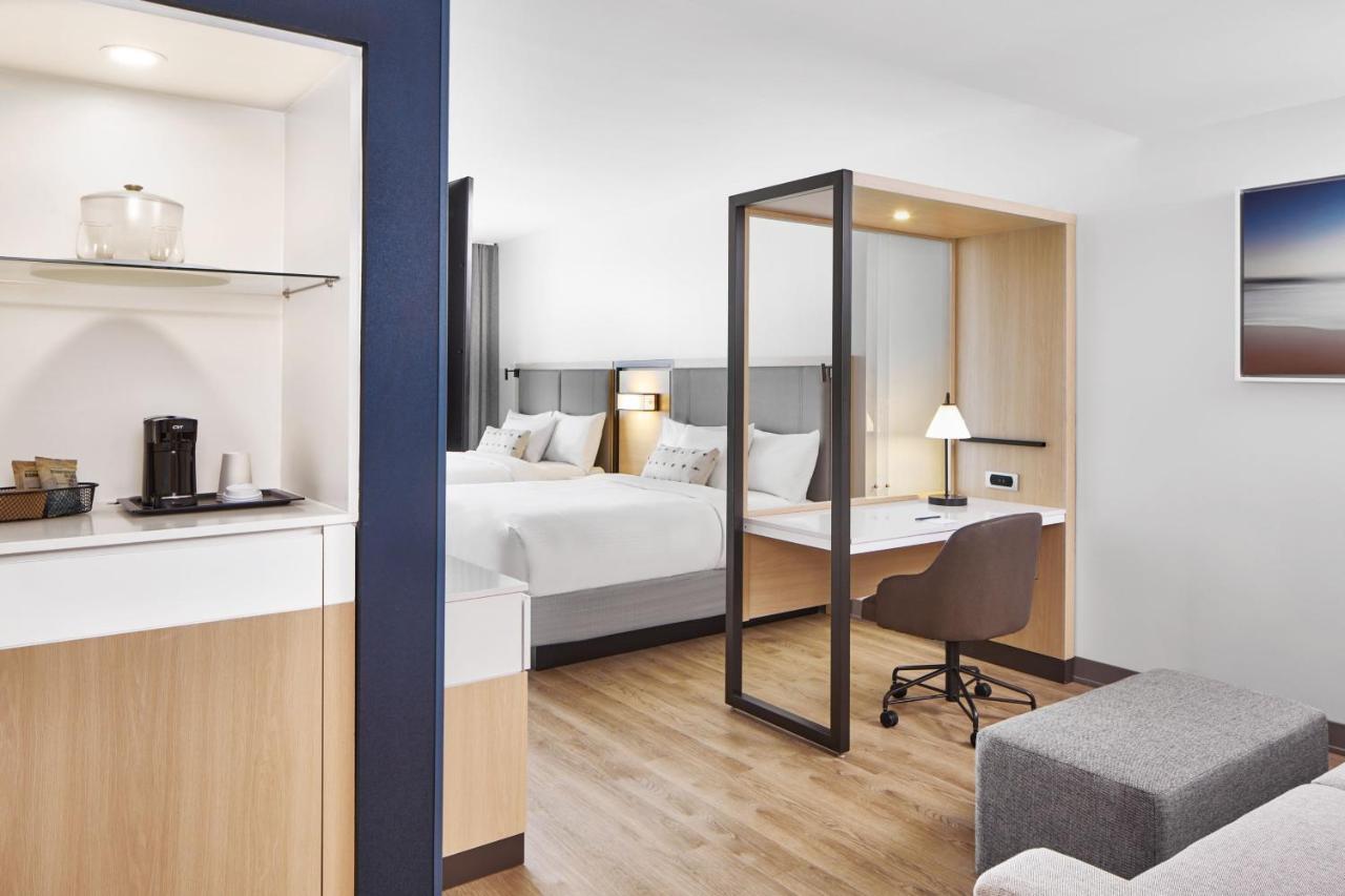 Studio with Two Queen Beds, Partial Ocean View, Bathtub, Trundle Sofa and Balcony - Mobility Access/Hearing Accessible