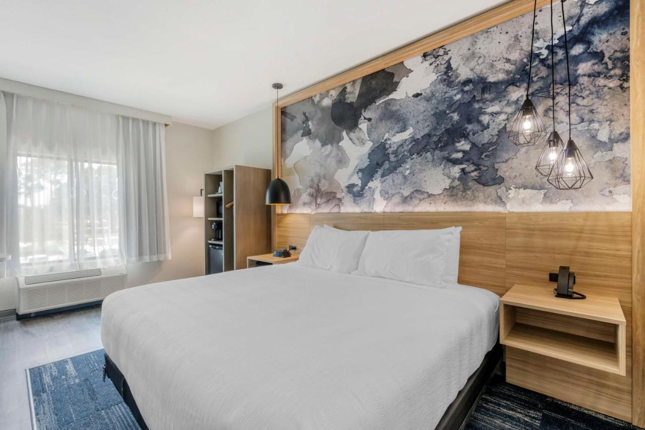 King Room - Mobility Accessible with Bathtub