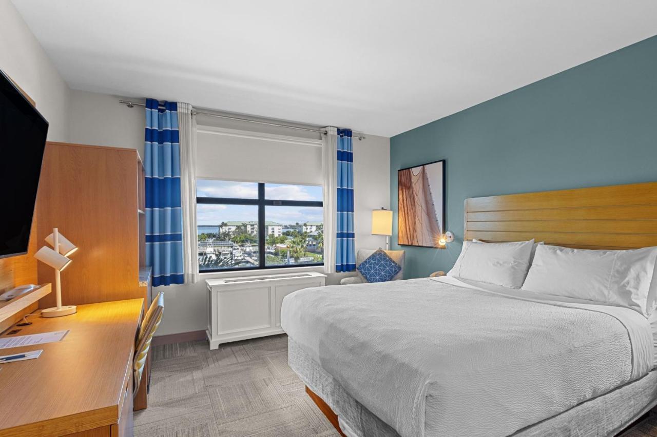 King Room with Roll-in Shower - Mobility Accessible