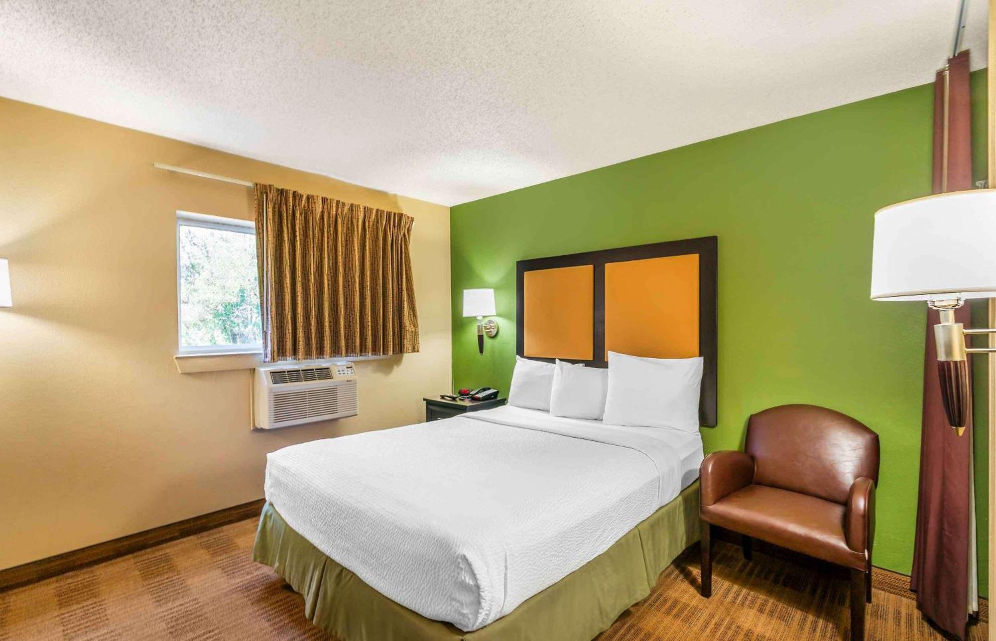 Queen Studio with One Queen Bed - Disability Access/Non-Smoking
