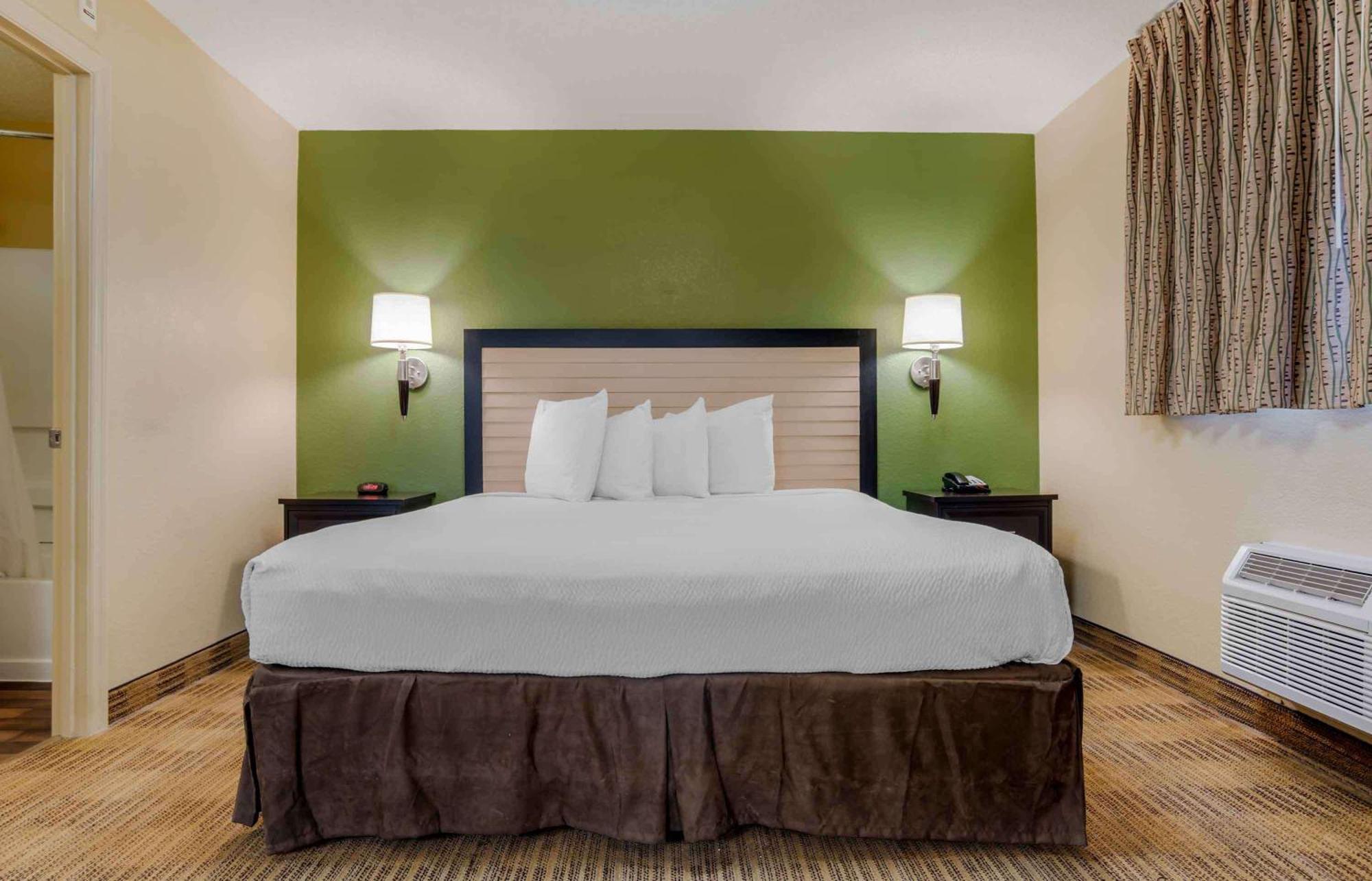 Deluxe Studio with One King Bed - Non-Smoking