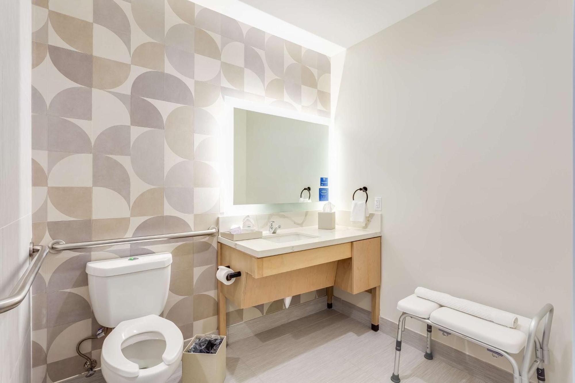 Queen Room Two Queen Beds Roll Shower Mobility Access