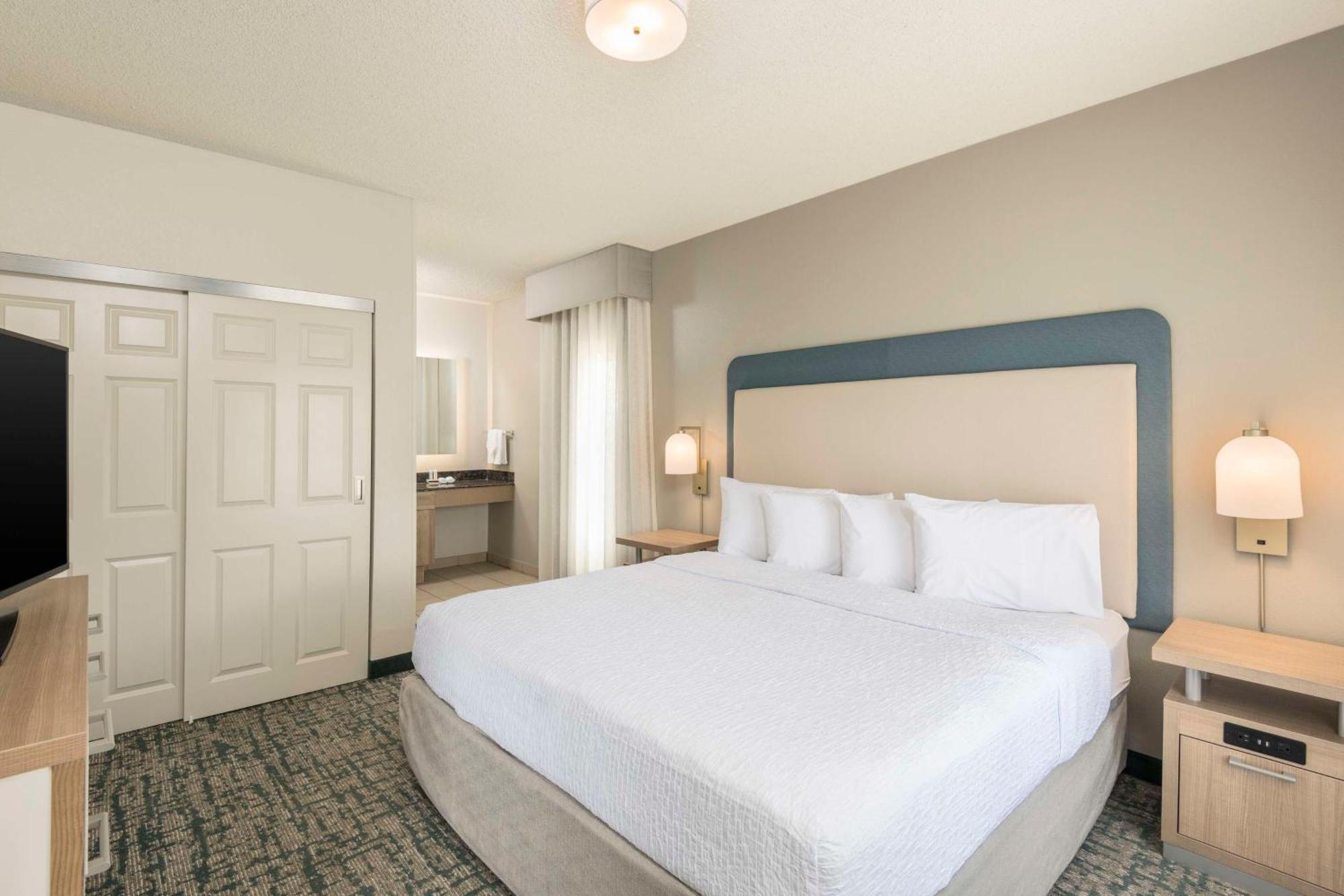 Two Bedroom Suite One King Two Queen Beds Non-Smoking