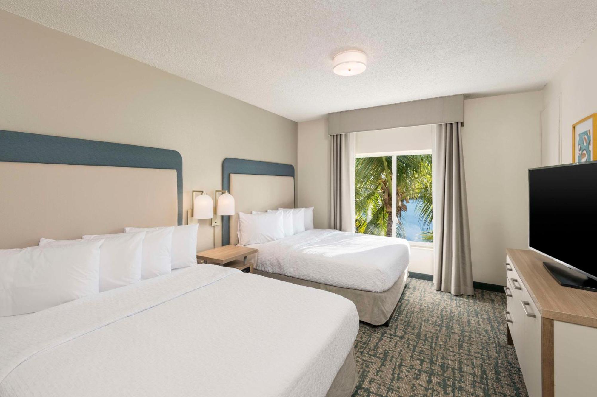 One-Bedroom Queen Suite Two Queen Beds Non-Smoking