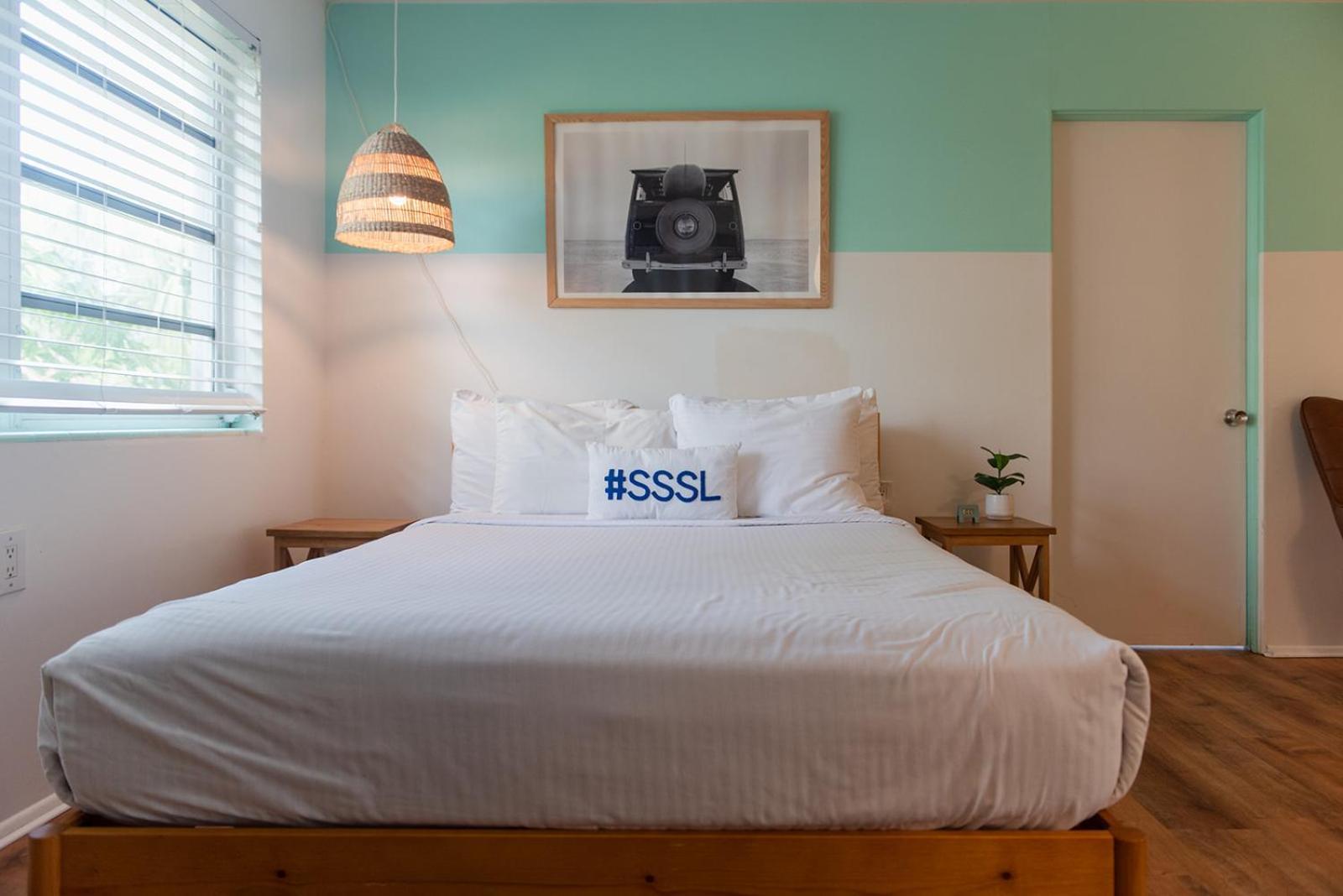One-Bedroom Corner Suite