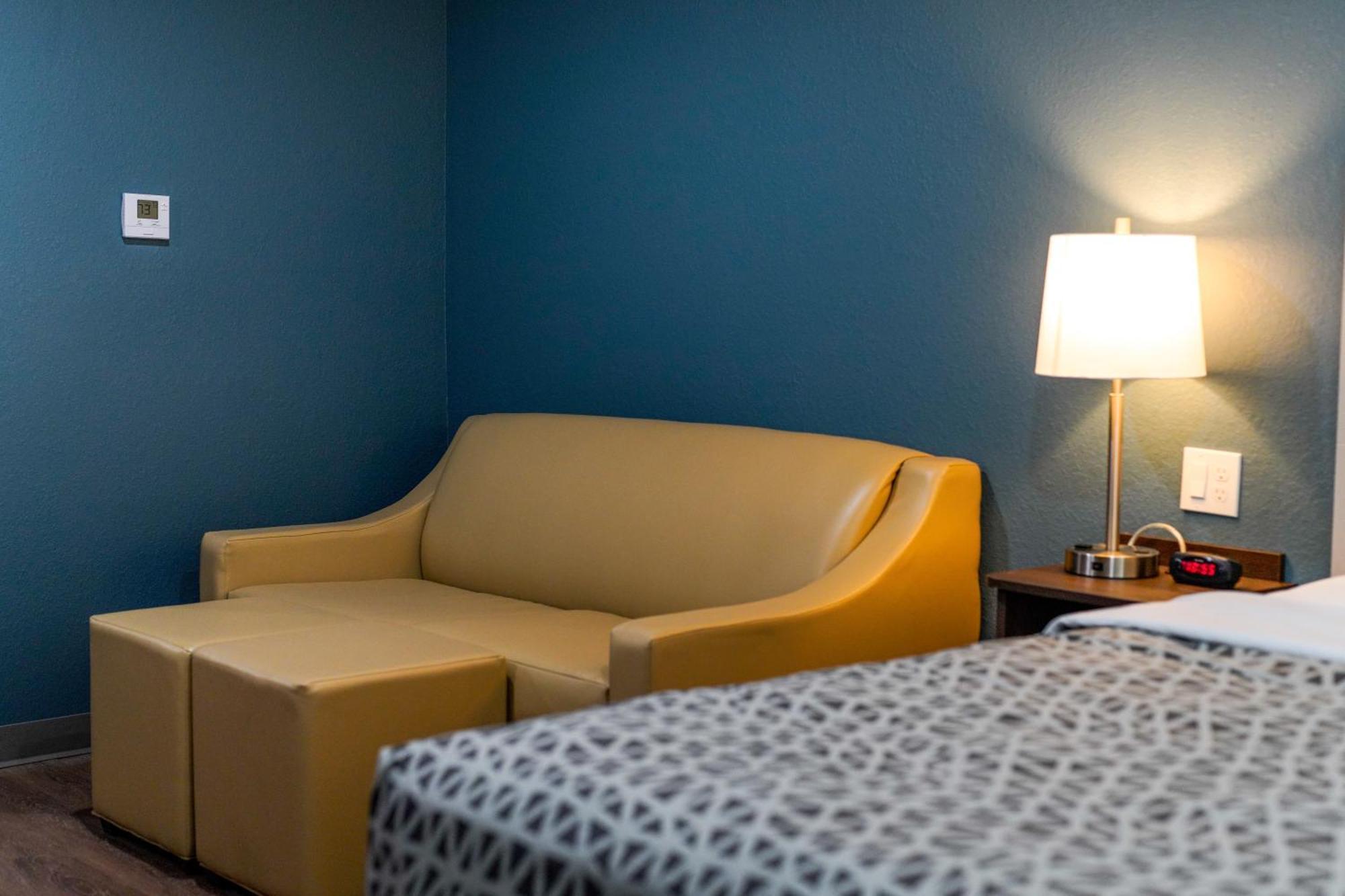 Accessible Queen Suite with Sofa and Accessible Tub - Non Smoking