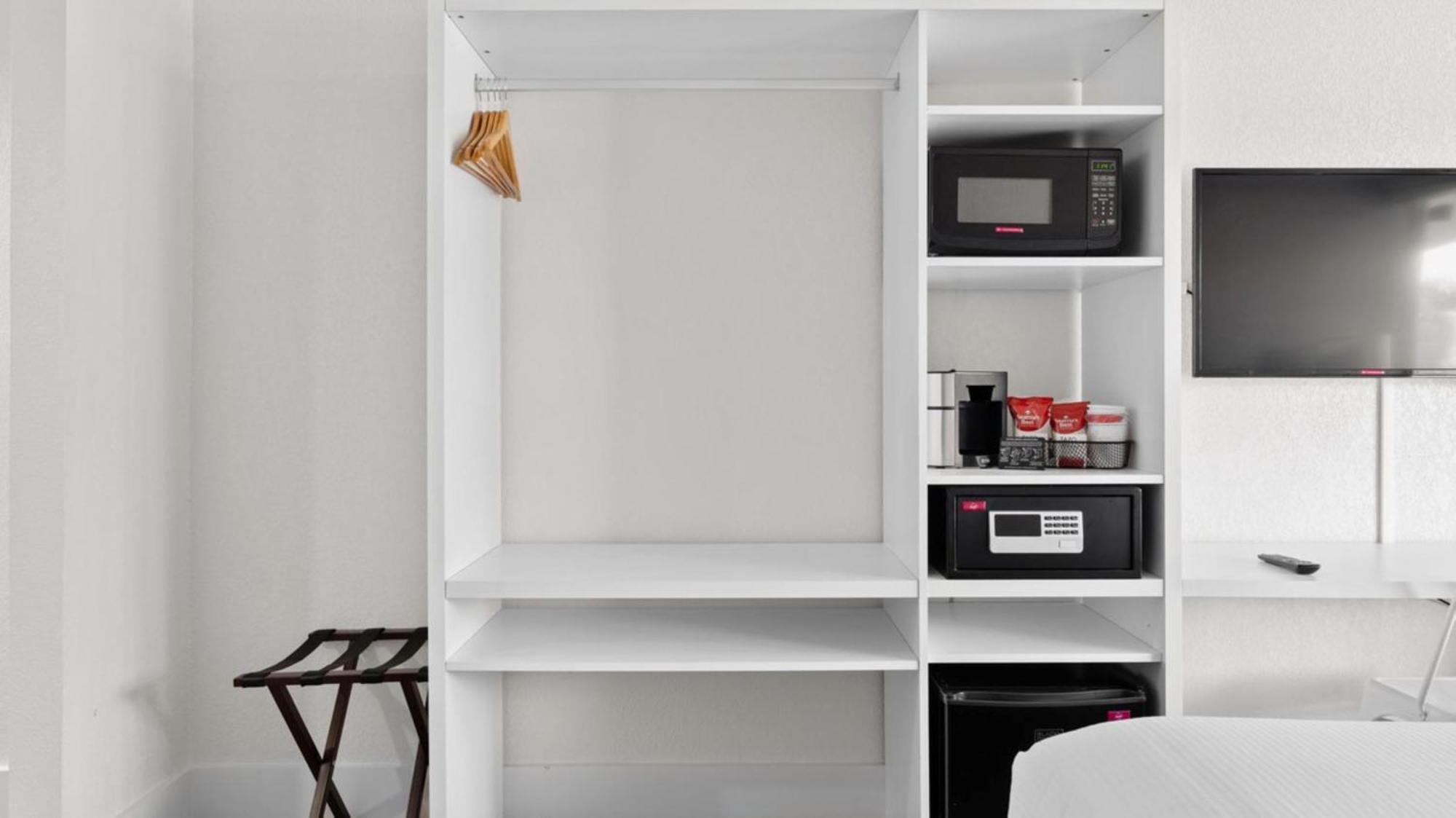 Executive Suite,1643246905:JPEG