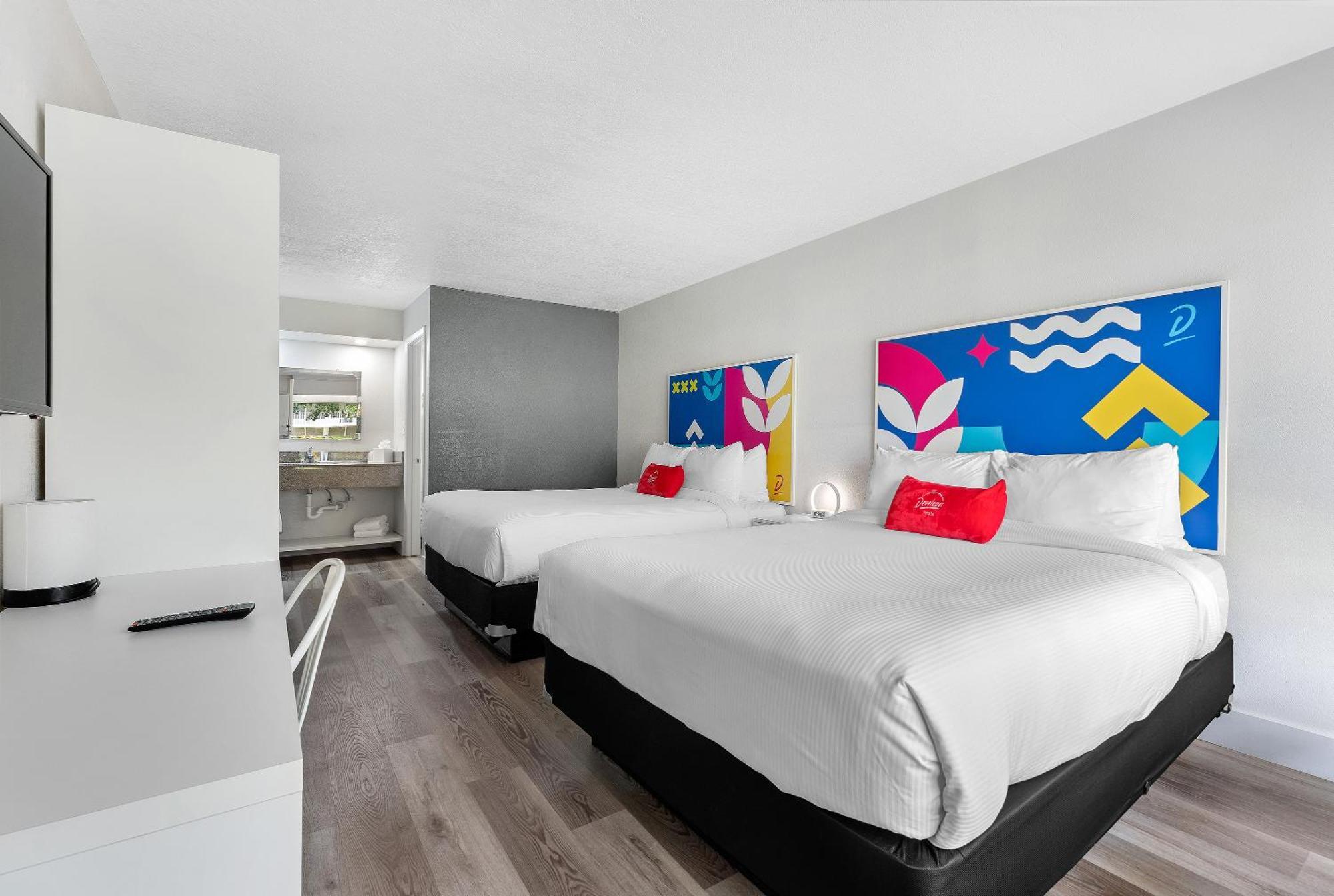 Queen Room Two Queen Beds City View Non-Smoking