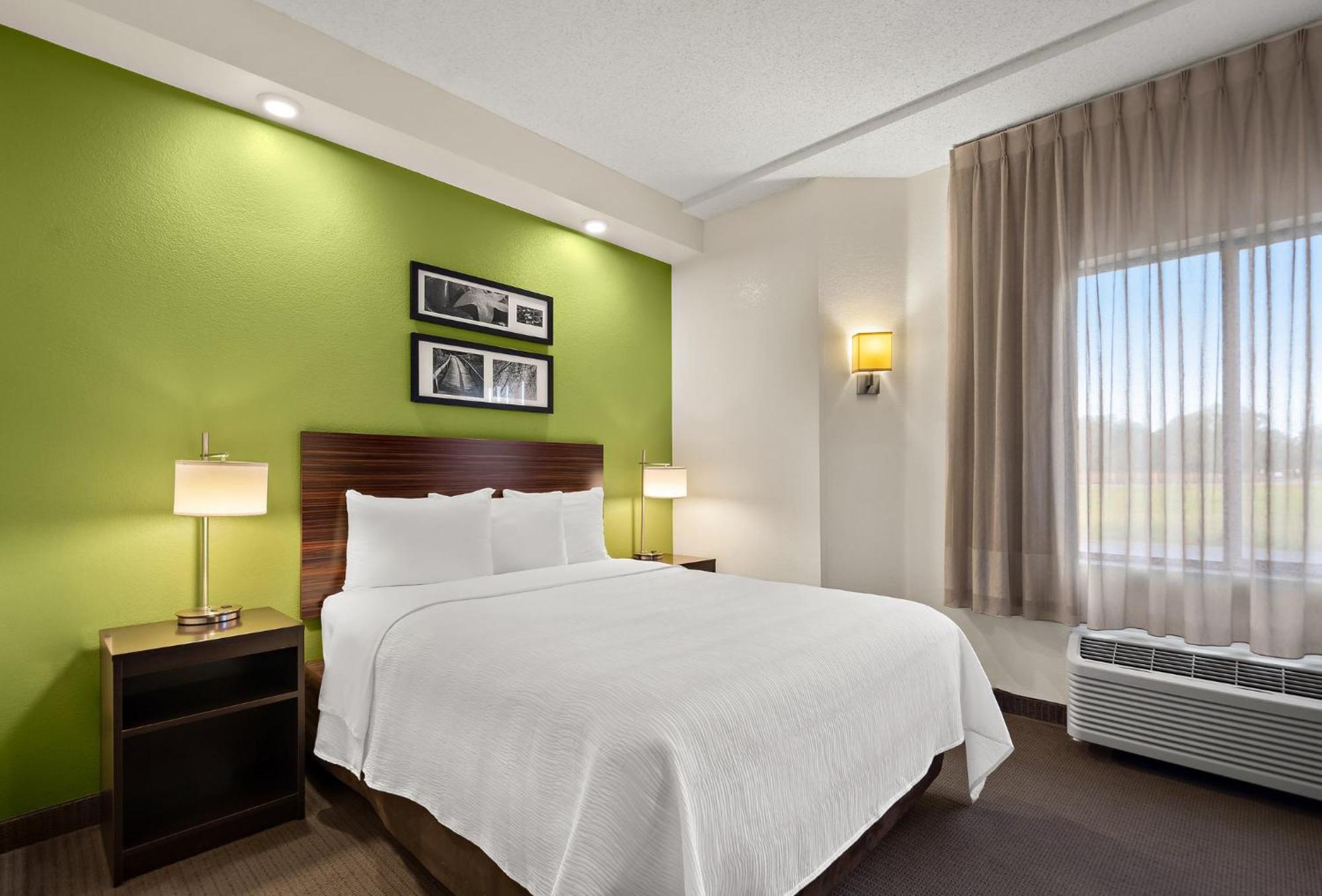 Business Room with Queen Bed Disability Access Roll-In Shower Non-Smoking,1708127984:JPEG