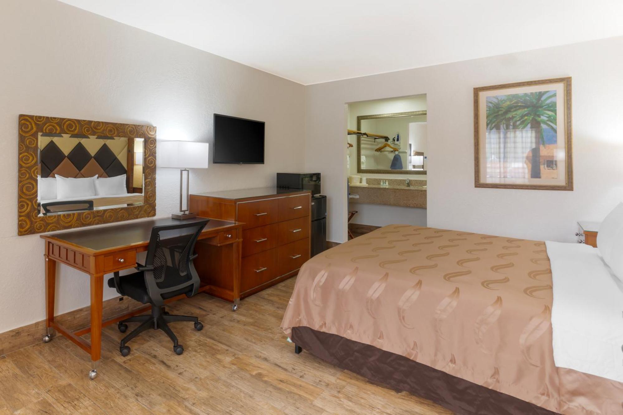 Queen Room with Bathtub - Disability Access/Non-Smoking - Exterior Hall