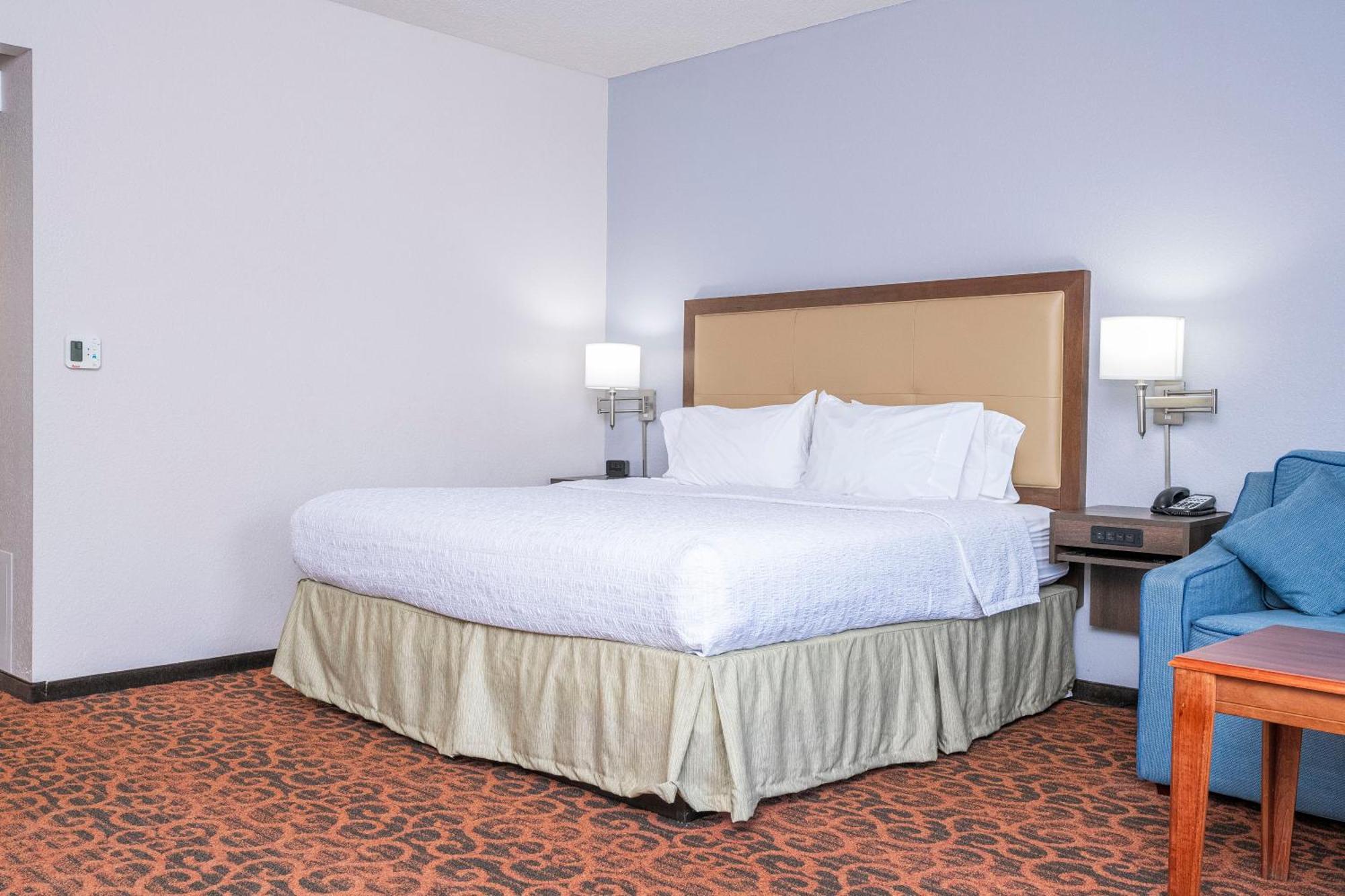 King Room Accessible Tub Mobility Hearing Access or Non-Smoking