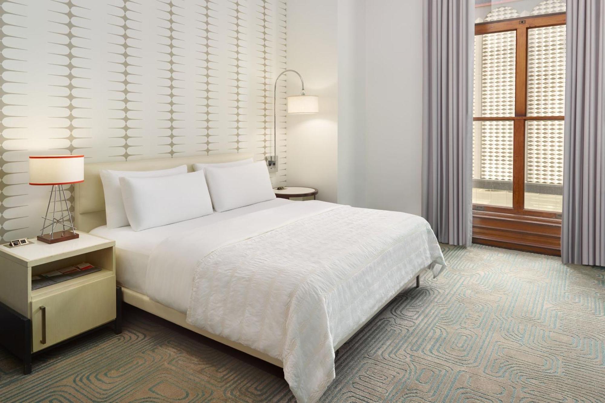 Deluxe, Guest room, 1 King,1543970800:JPEG