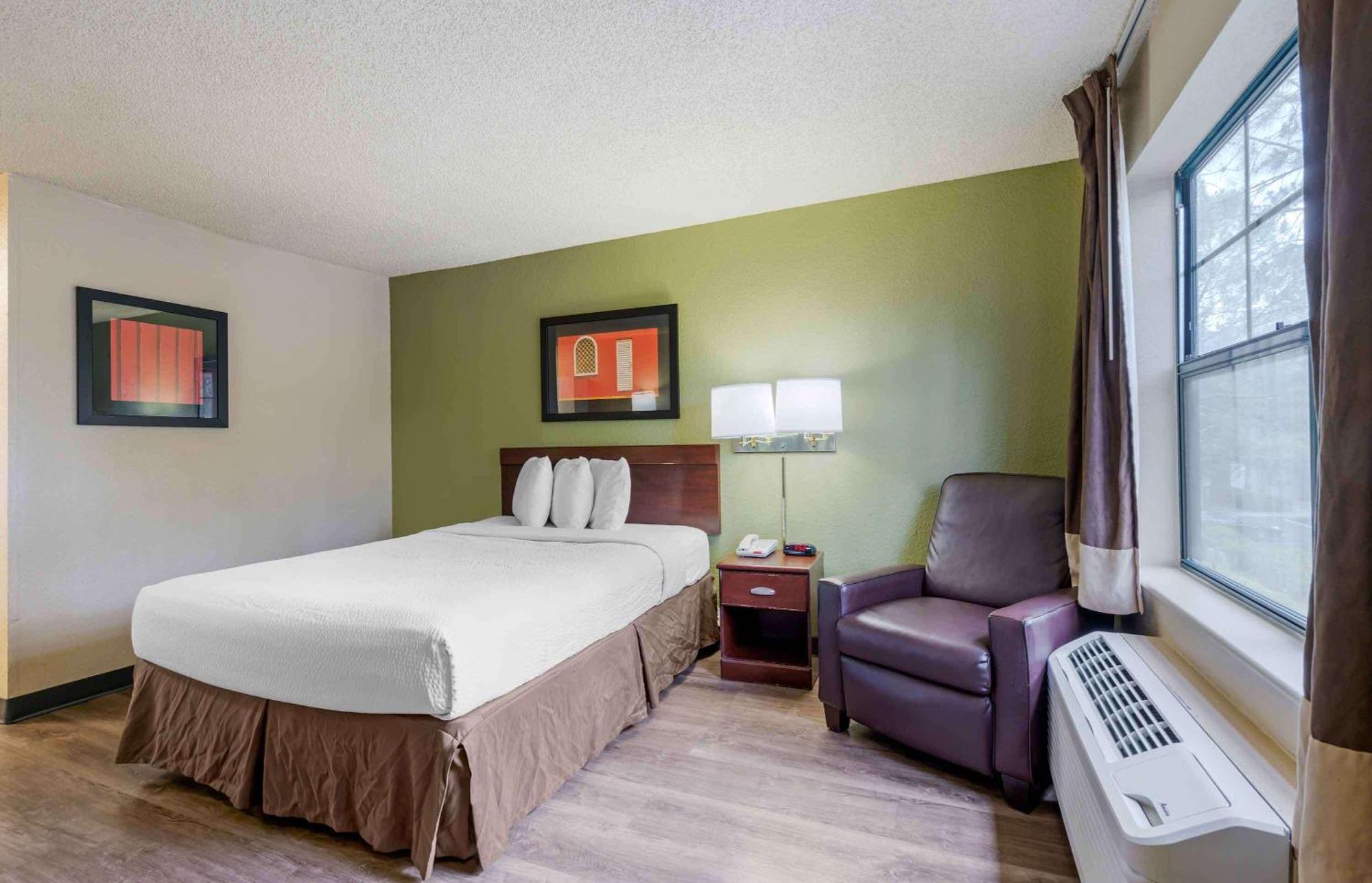 Queen studio 1 Queen Bed Disability Access or Non-Smoking