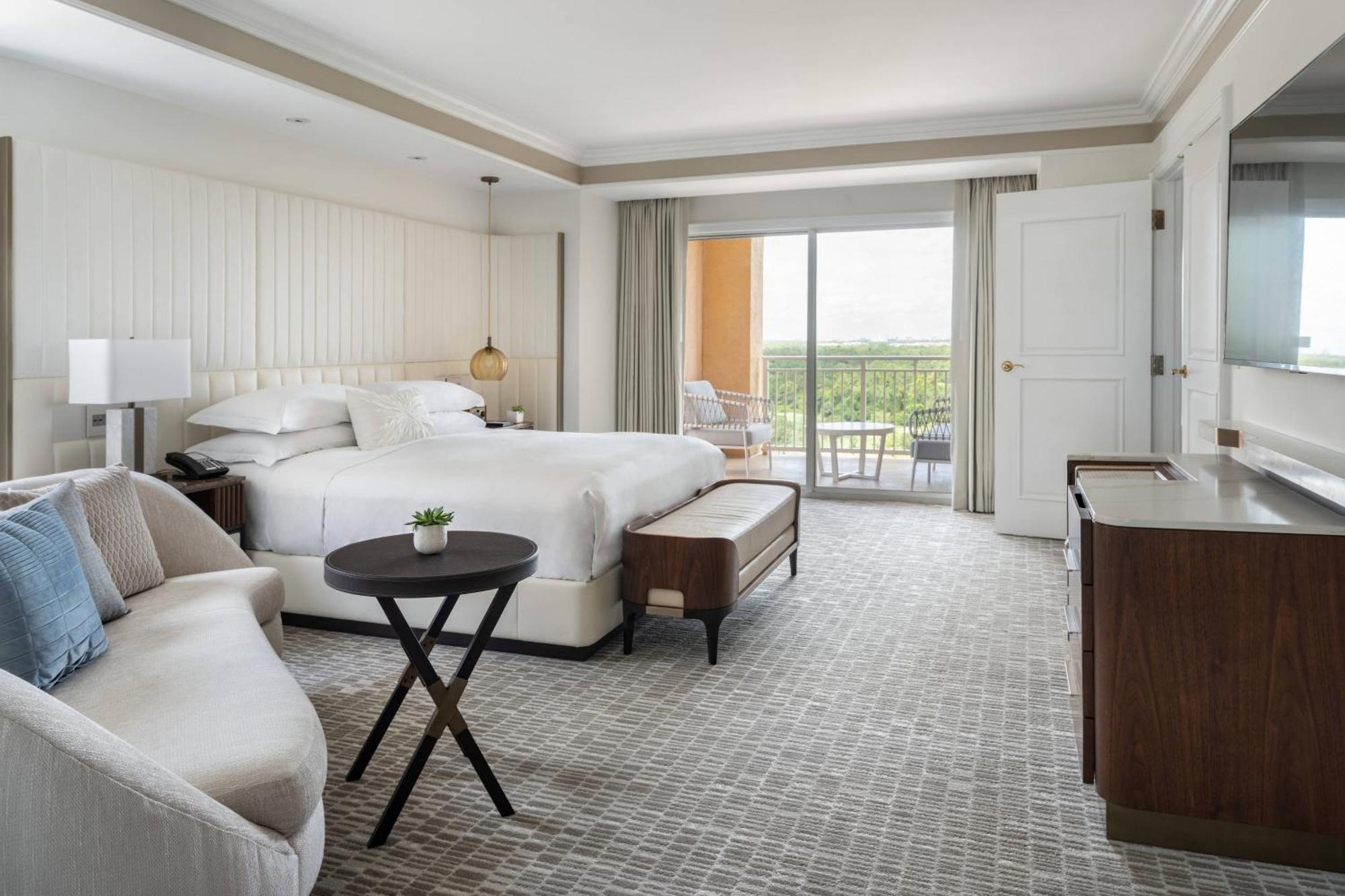 Executive Suite 1 King Bed Lakefront View Pool View
