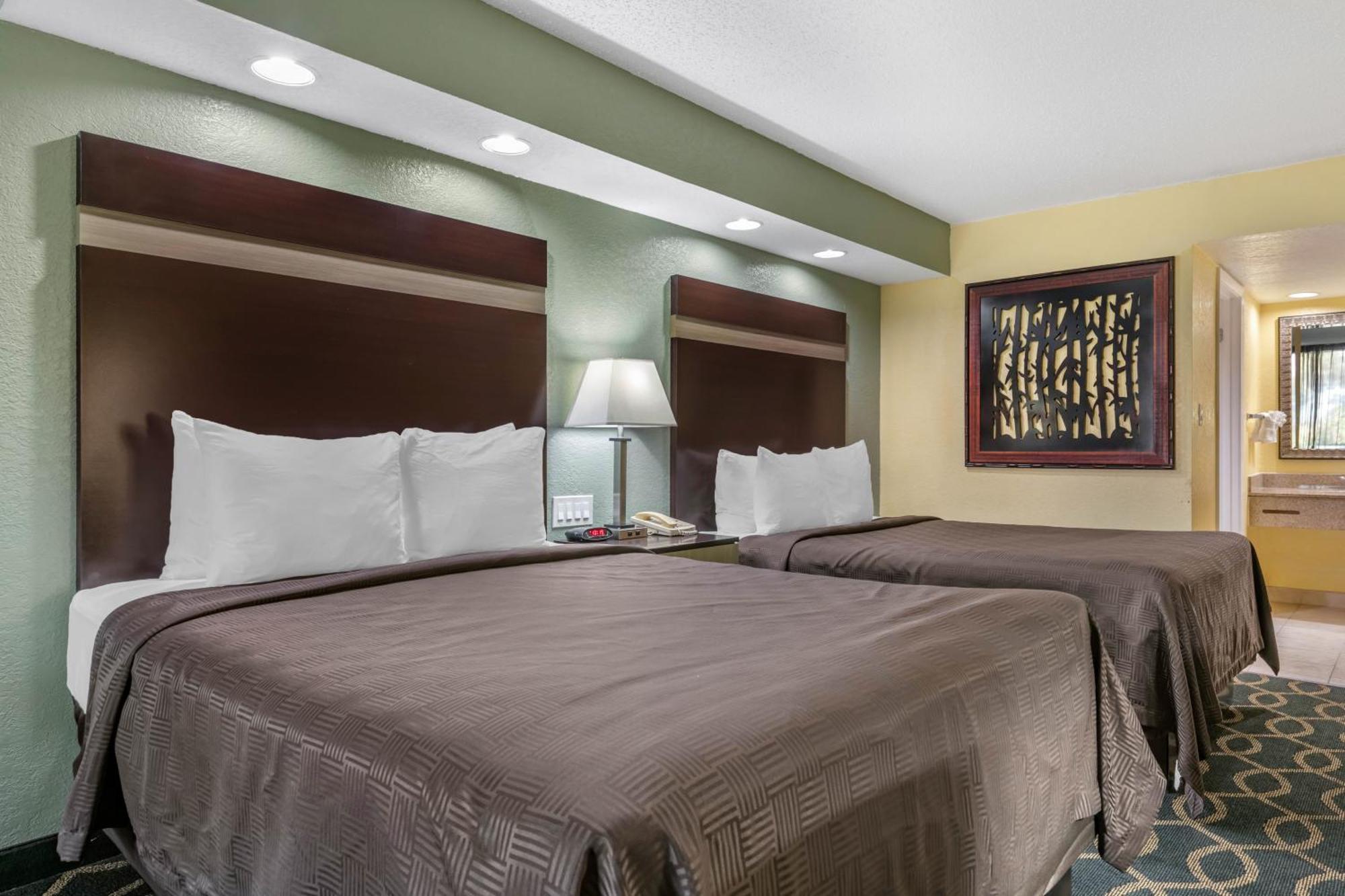 Queen Room with Two Queen Beds - Non-Smoking,1592873451:JPEG
