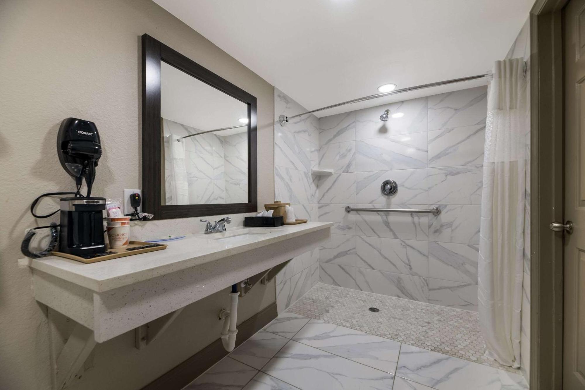Queen Room with Roll-In Shower - Disability Access/Non Smoking,1544778892:JPEG