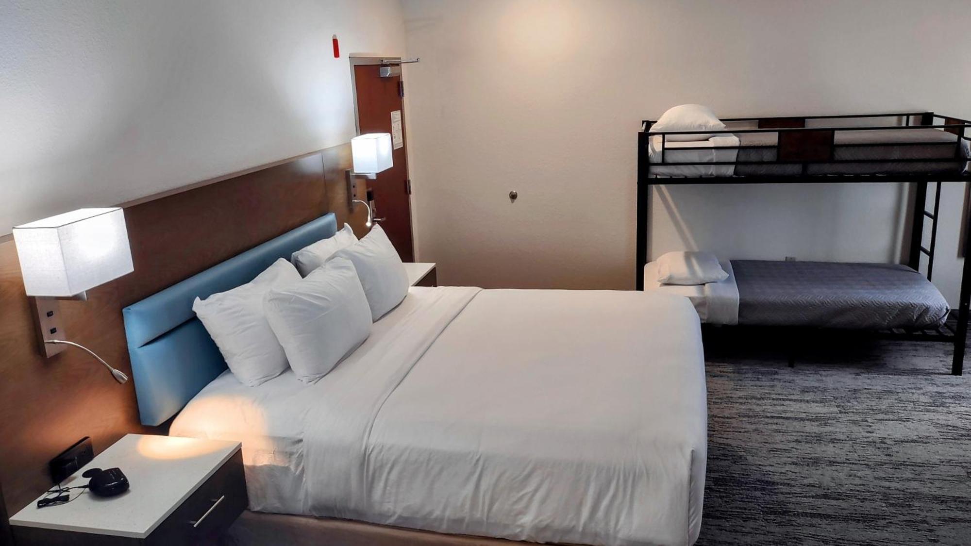 King Room One King Bed One Bunk Bed Non-Smoking,1550210872:JPEG