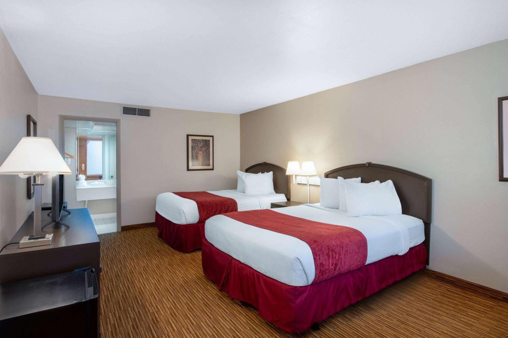 Standard 2 Queen Beds Courtyard Inn Room
