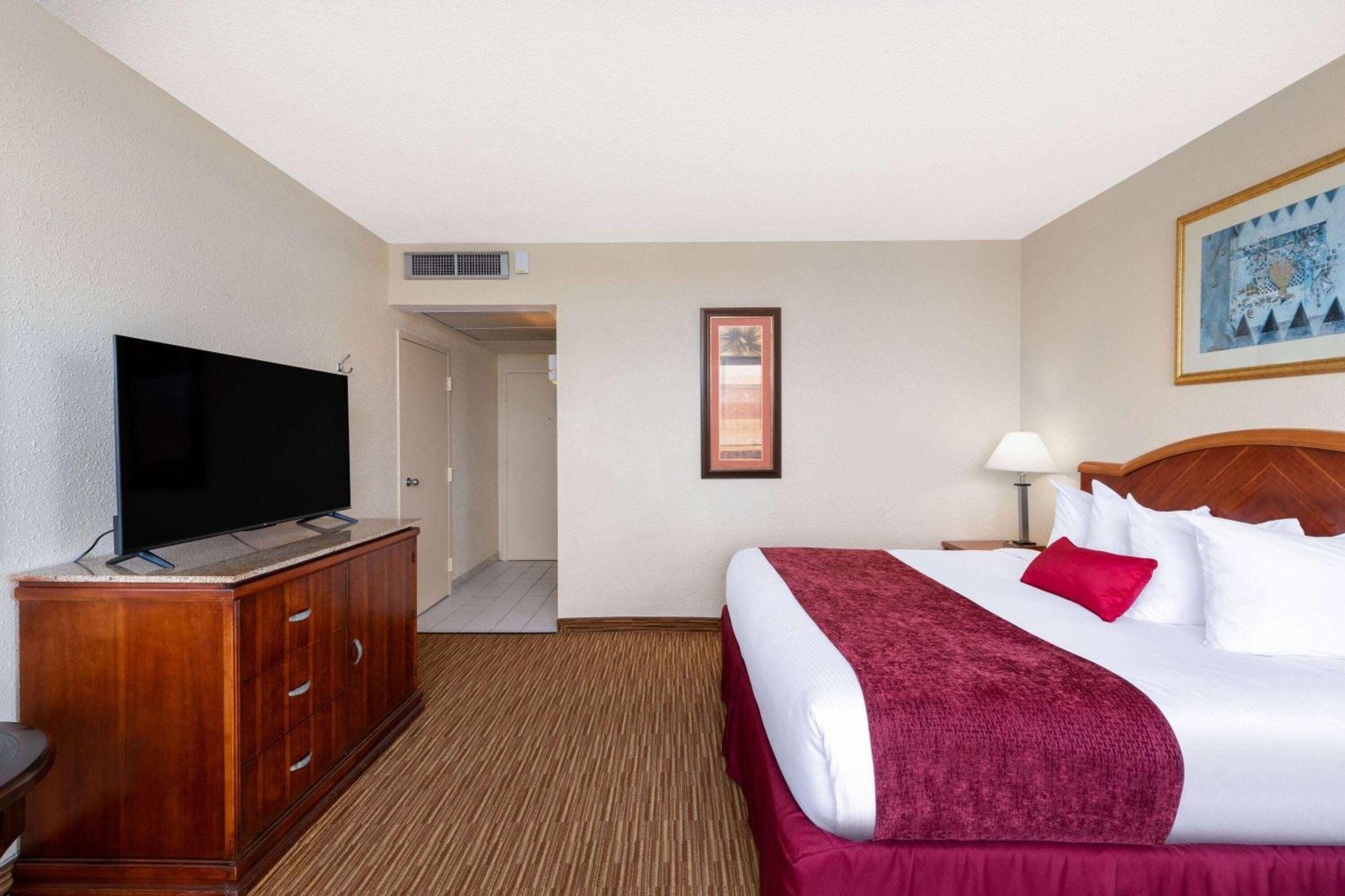 Standard King Courtyard Inn Room