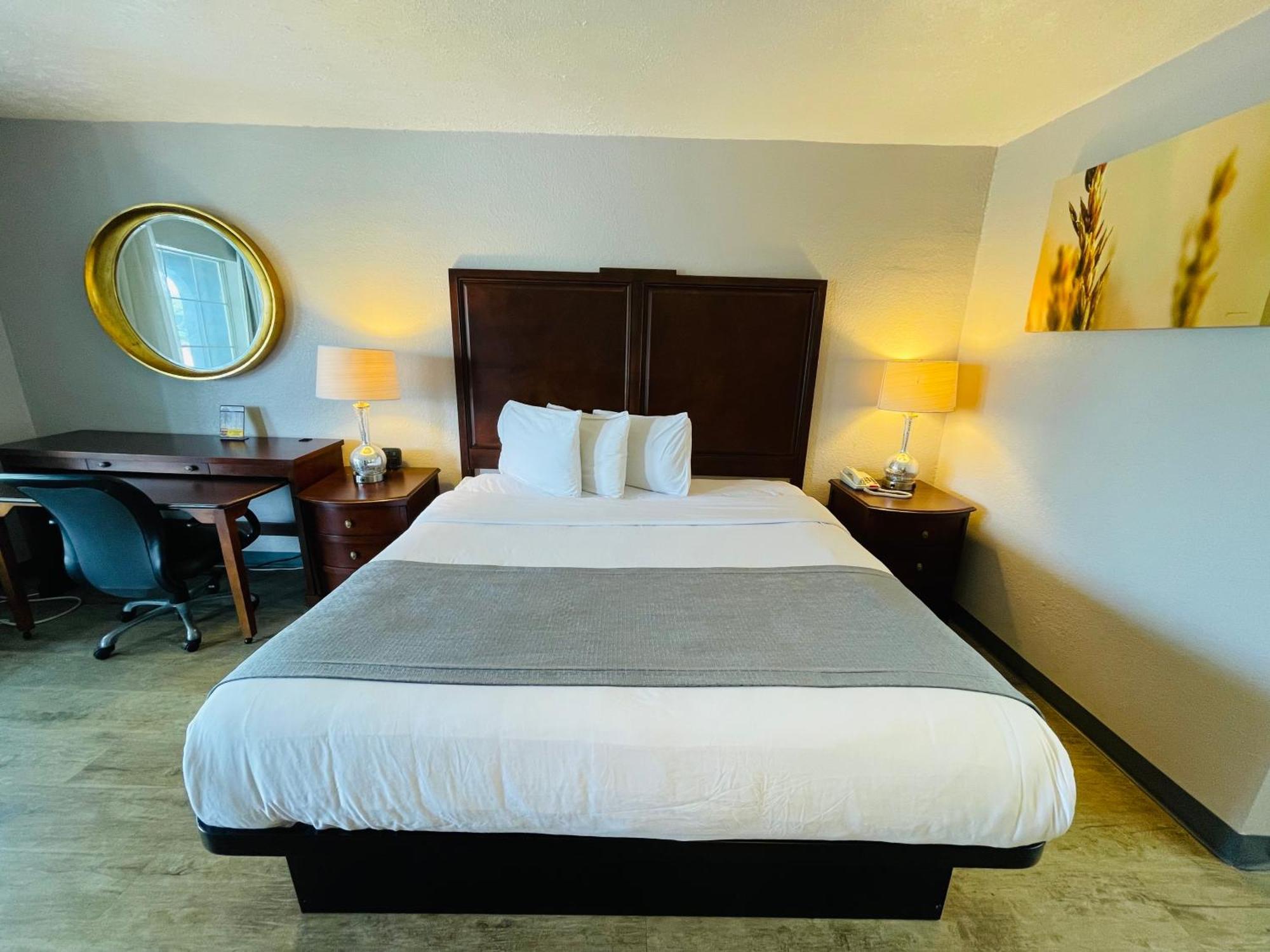 King Room Mobility or Hearing Accessible Non-Smoking,1545982951:JPEG