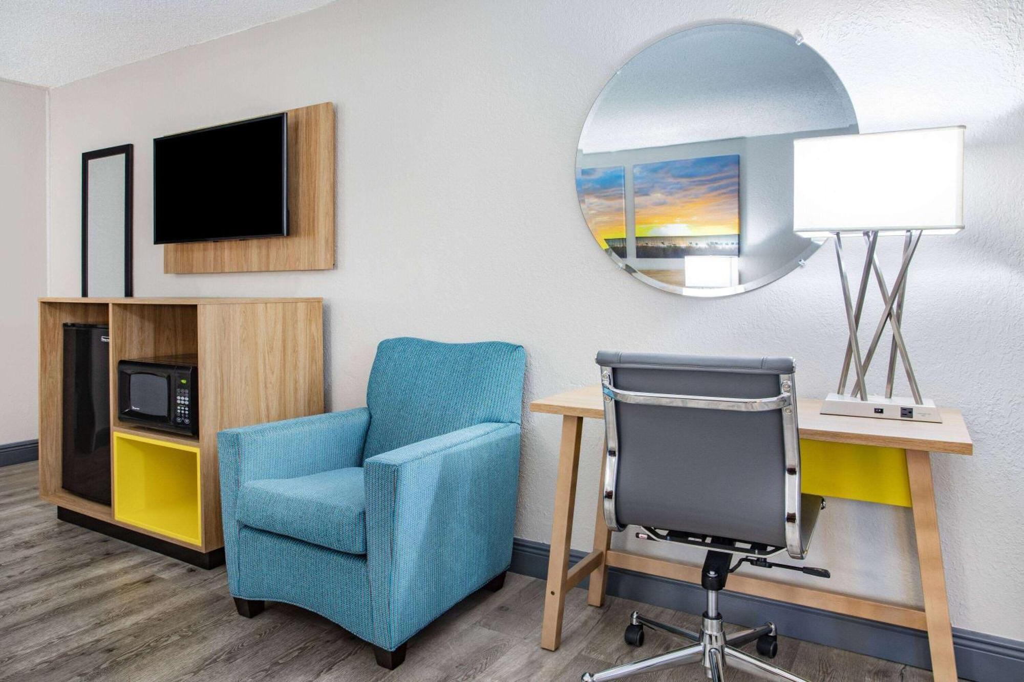 King Room with Sofa Bed and Bath Tub - Mobility/Hearing Accessible - Non-Smoking,1706466868:JPEG