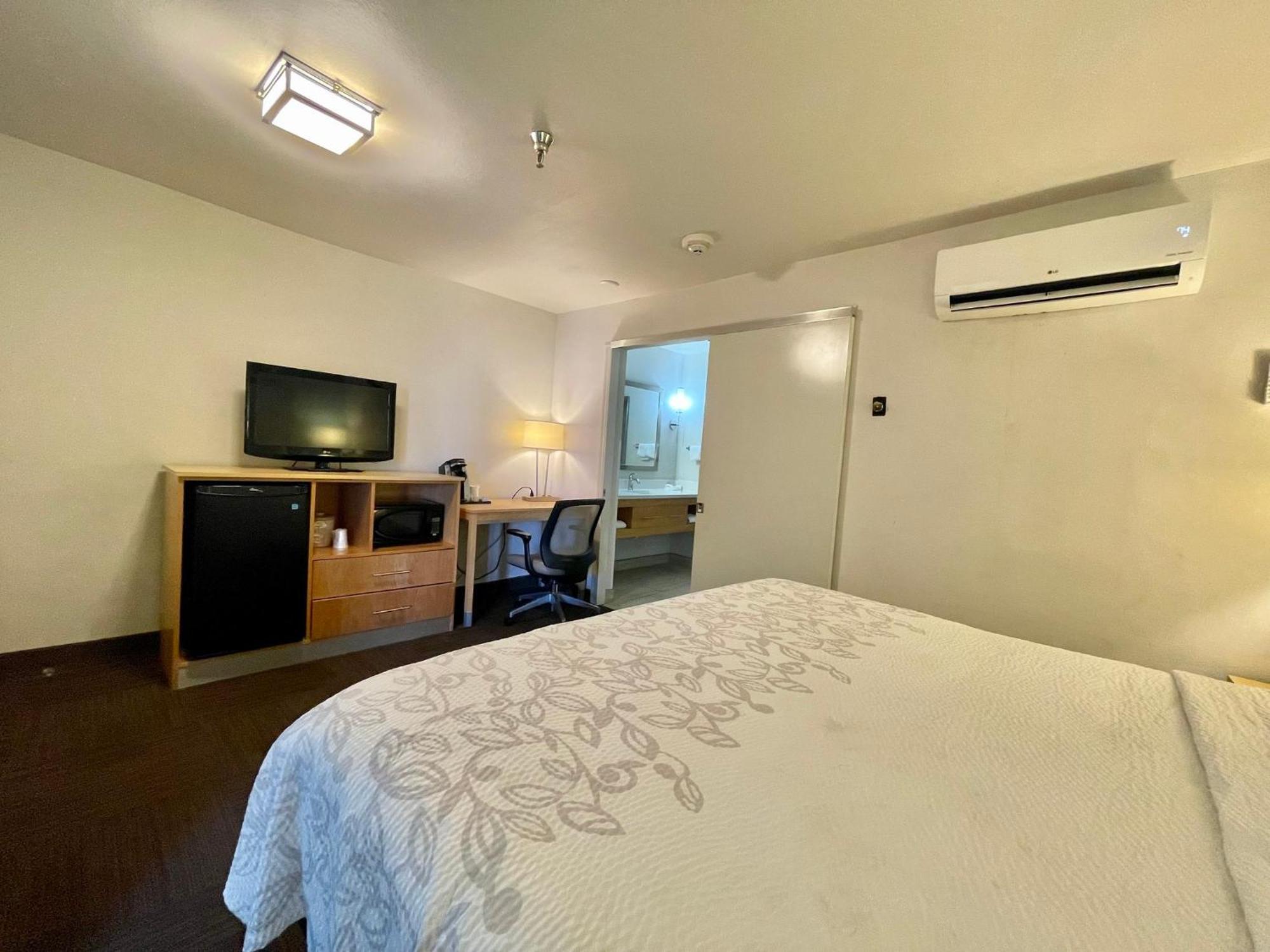 Deluxe King Room Smoke Free