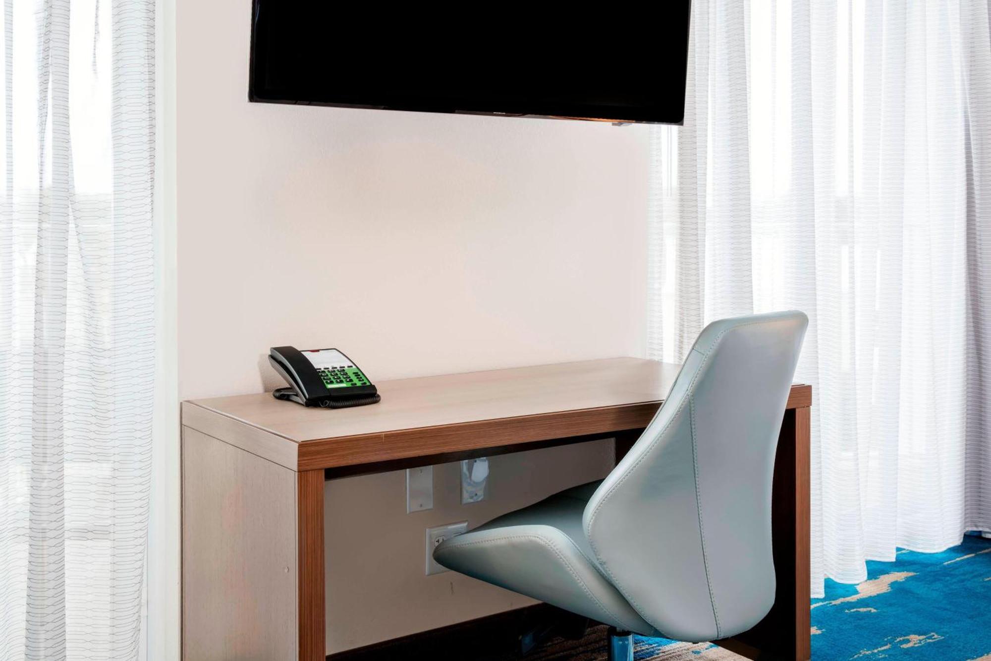 Bayview, Studio Suite, 1 King, Sofa bed, Corner room