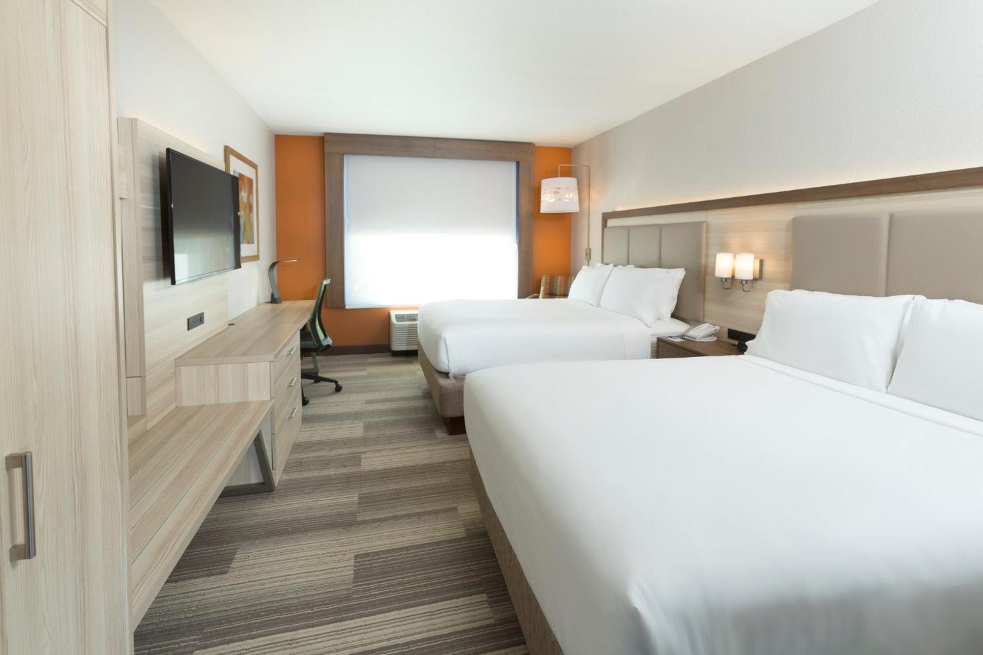 Queen Room Two Queen Beds Pool Side