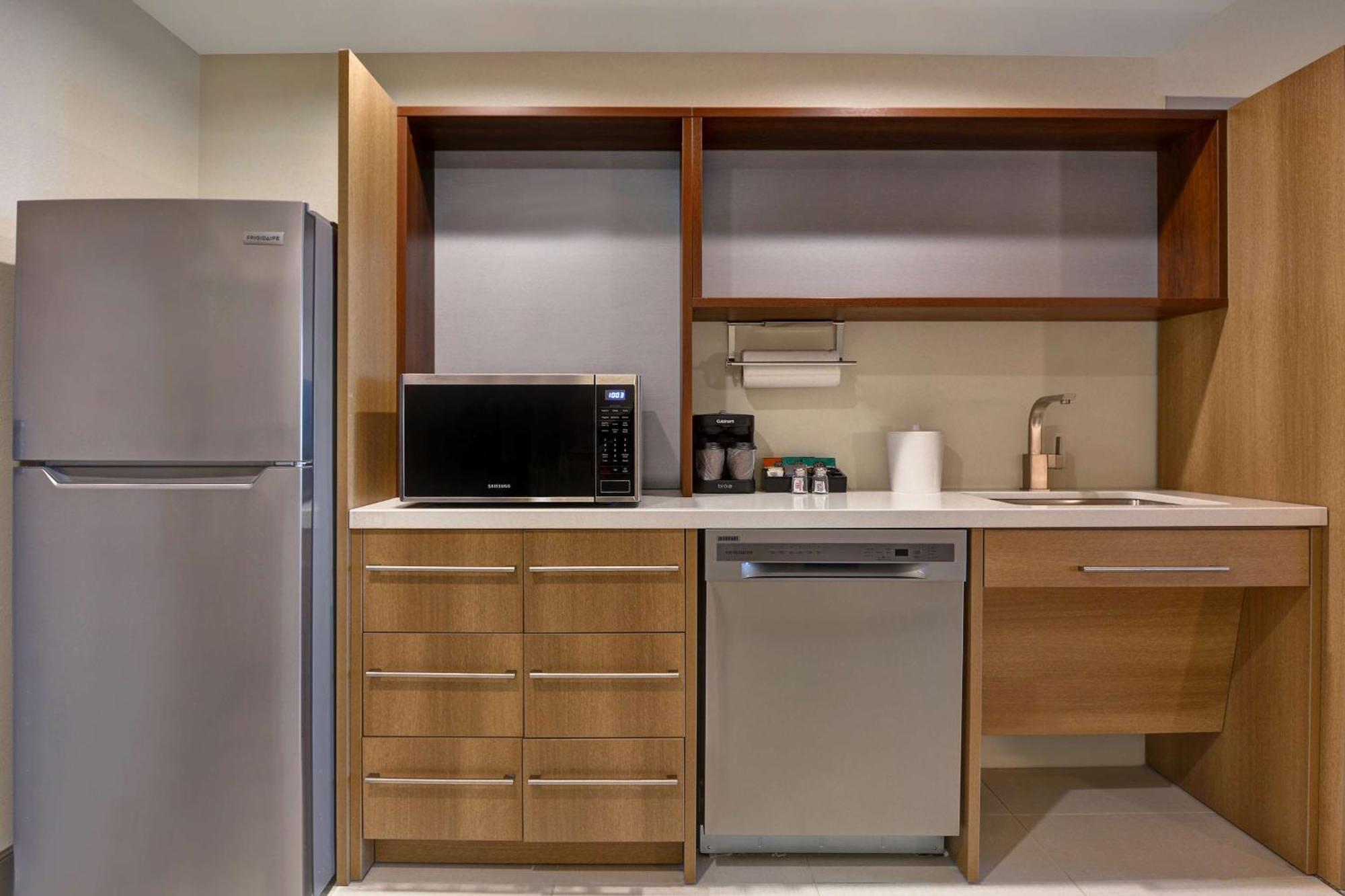 One-Bedroom King Suite - Non-Smoking,1548804976:JPEG
