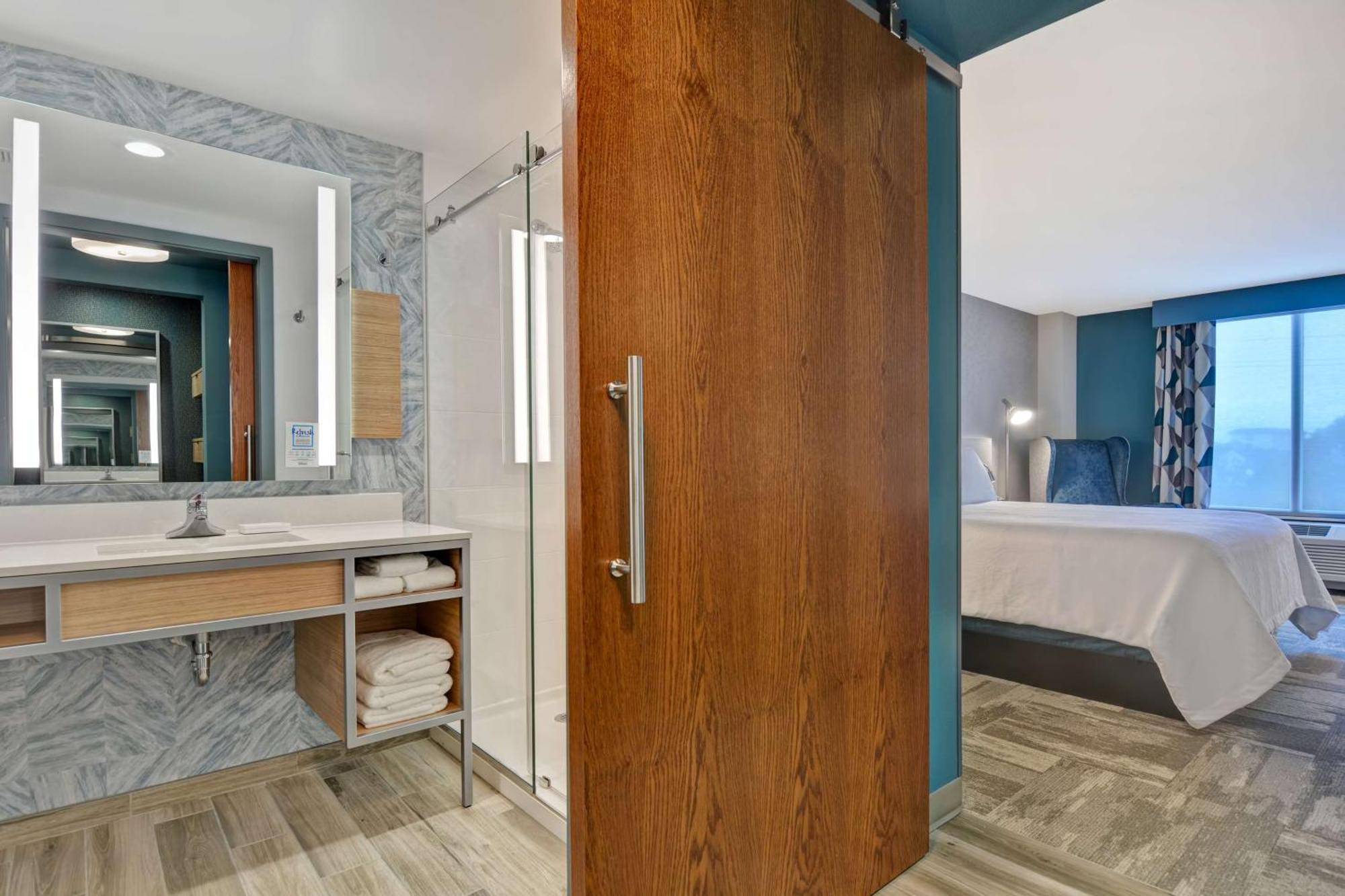 King Room - Hearing Accessible,1548814492:JPEG