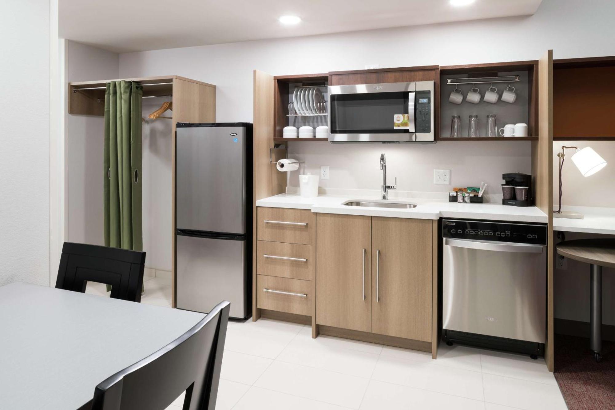 One-Bedroom King Suite - Non-Smoking,1548818353:JPEG
