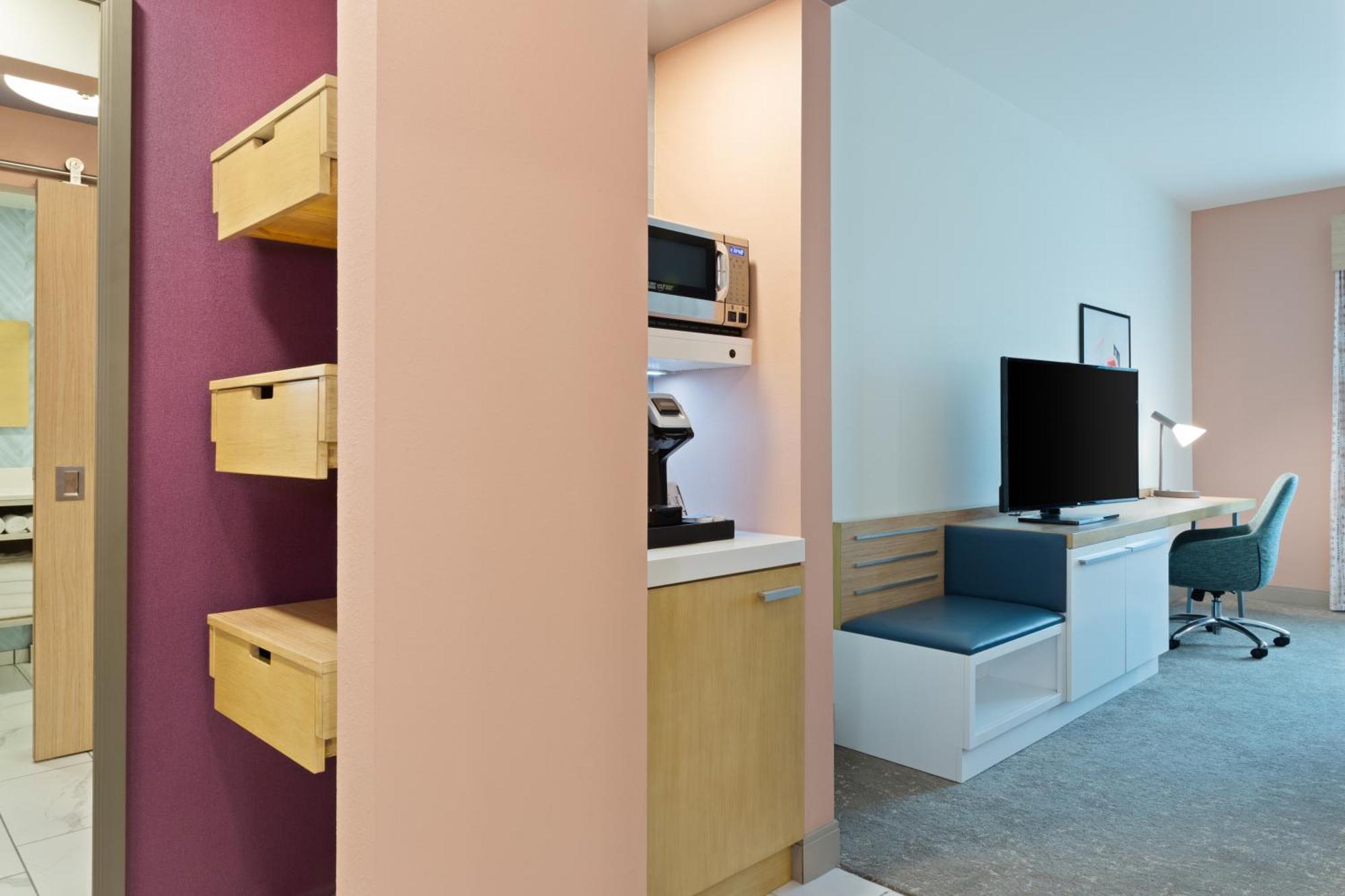King Room Tub Mobility Hearing Access