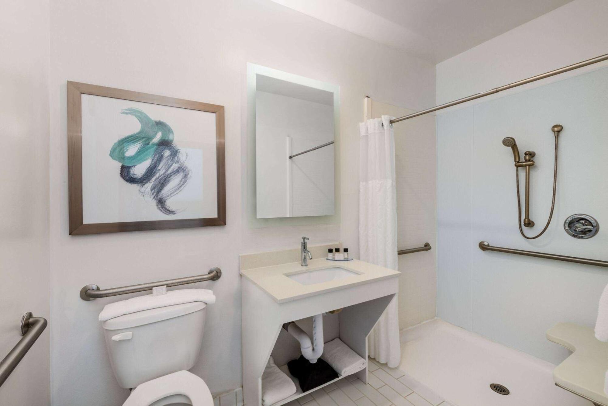 One-Bedroom King Suite Mobility or Hearing Access Roll Shower No Smoking,1550210710:JPEG
