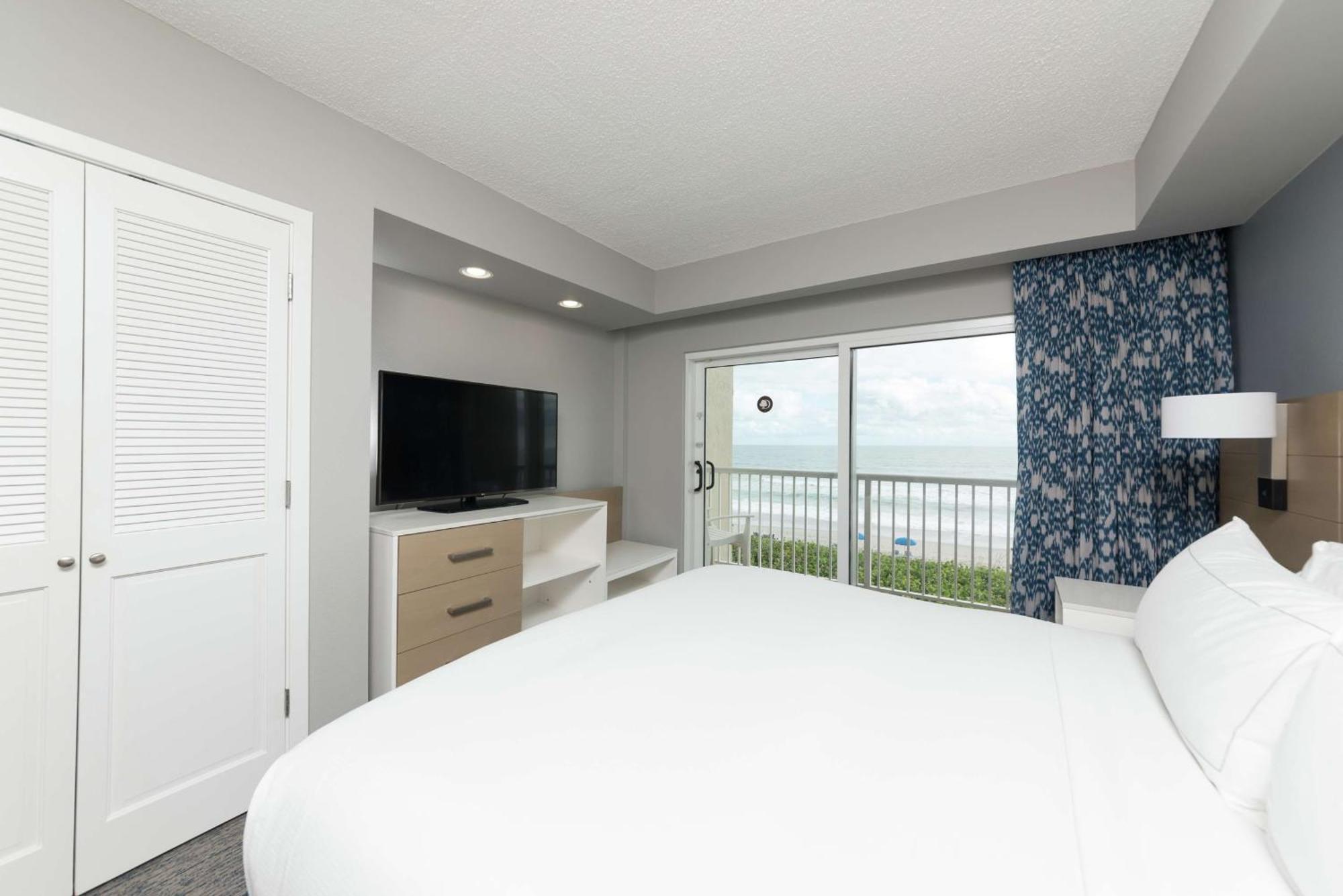 Two-Room Oceanfront King Suite High Floor,1551972967:JPEG