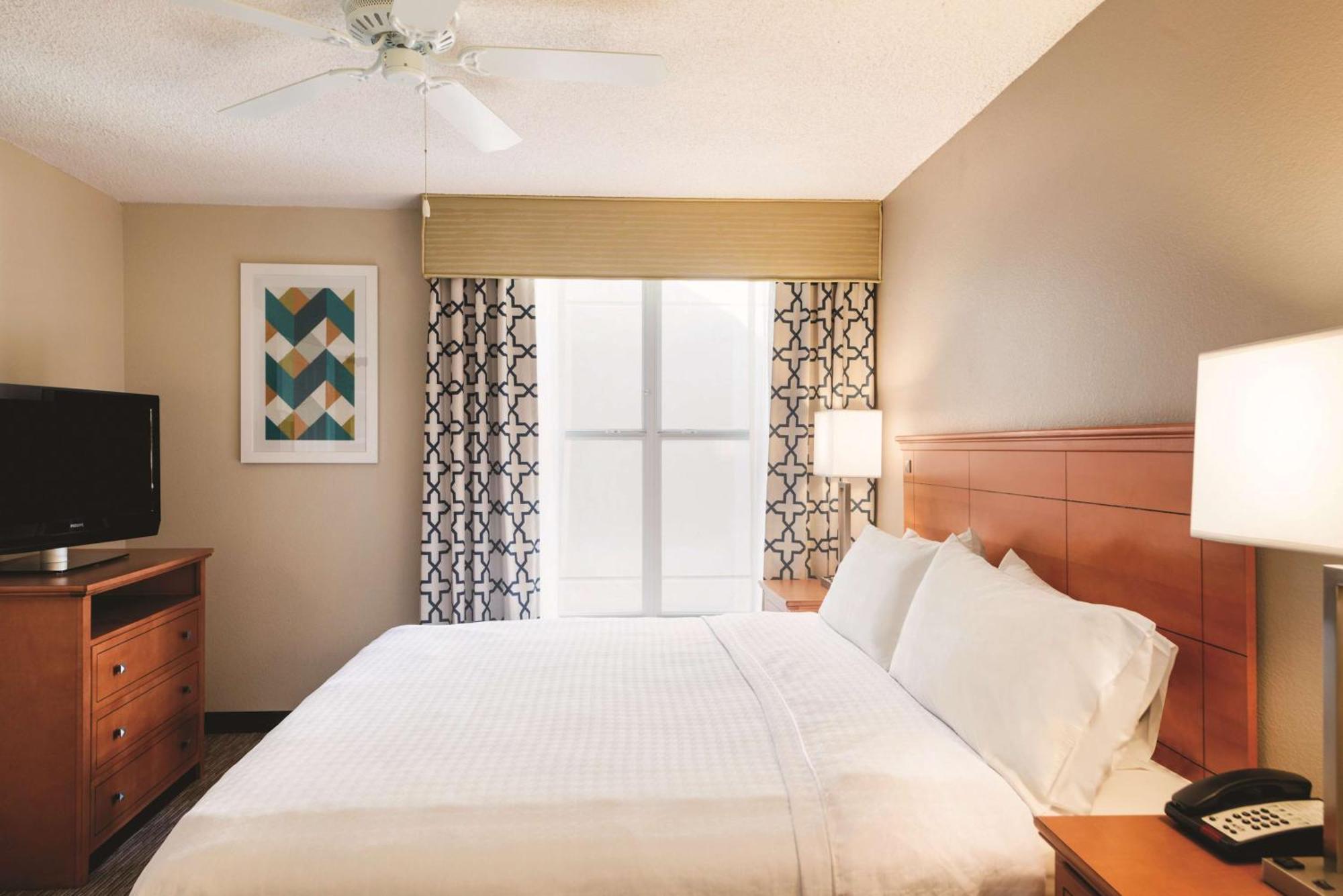 One-Bedroom King Suite - Non-Smoking