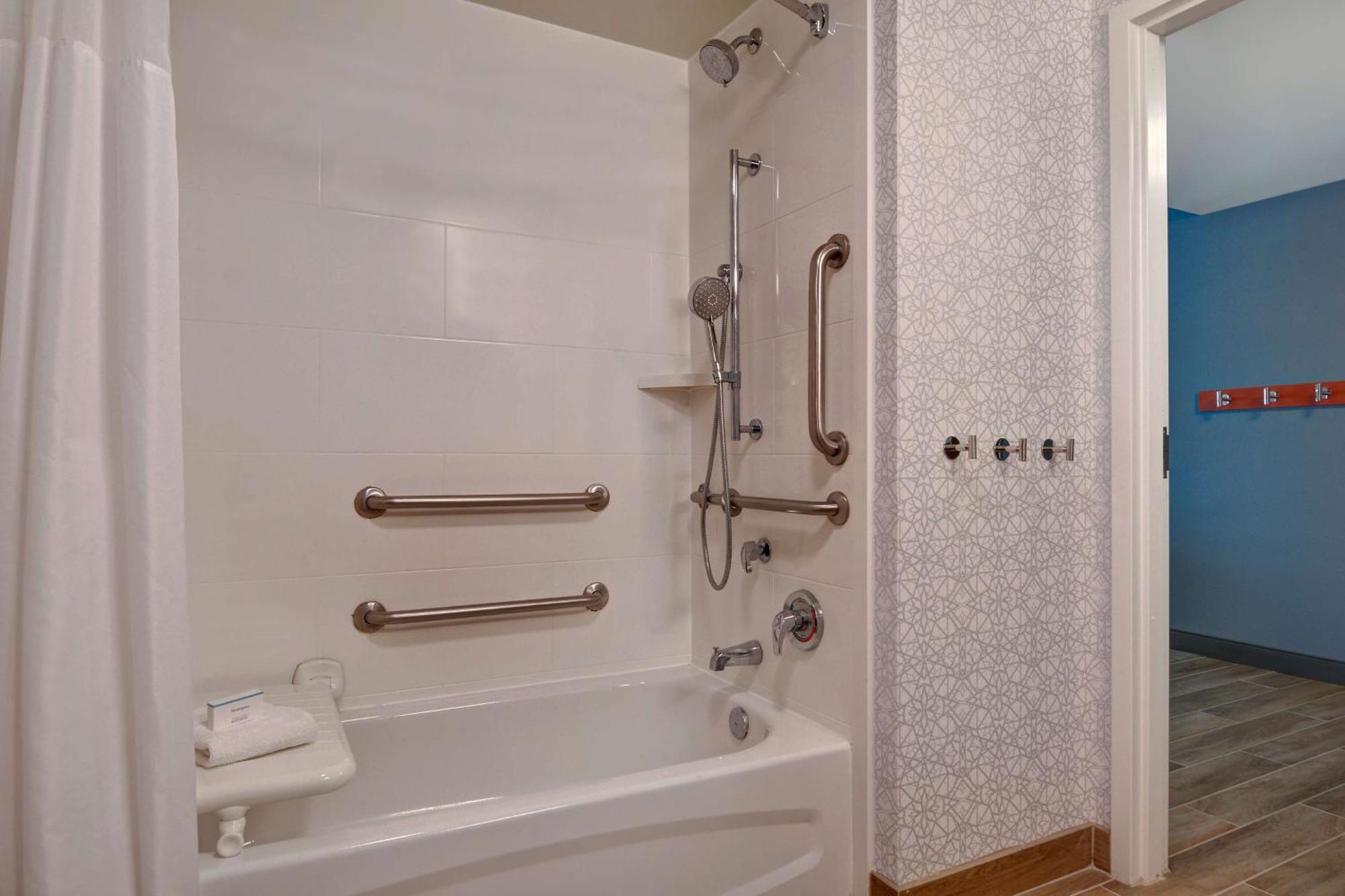 Double Room Two Queen Beds Bath Tub Mobility Access