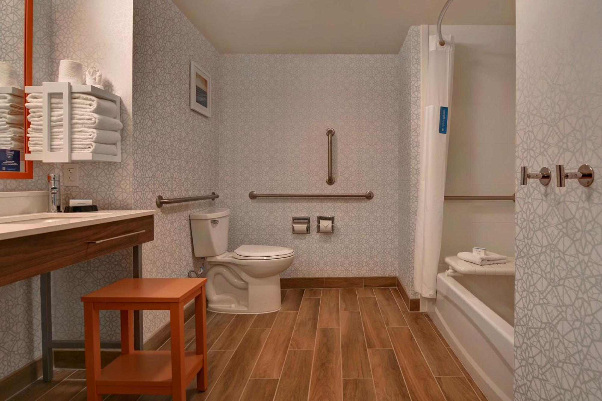 Double Room Two Queen Beds Bath Tub Mobility Access
