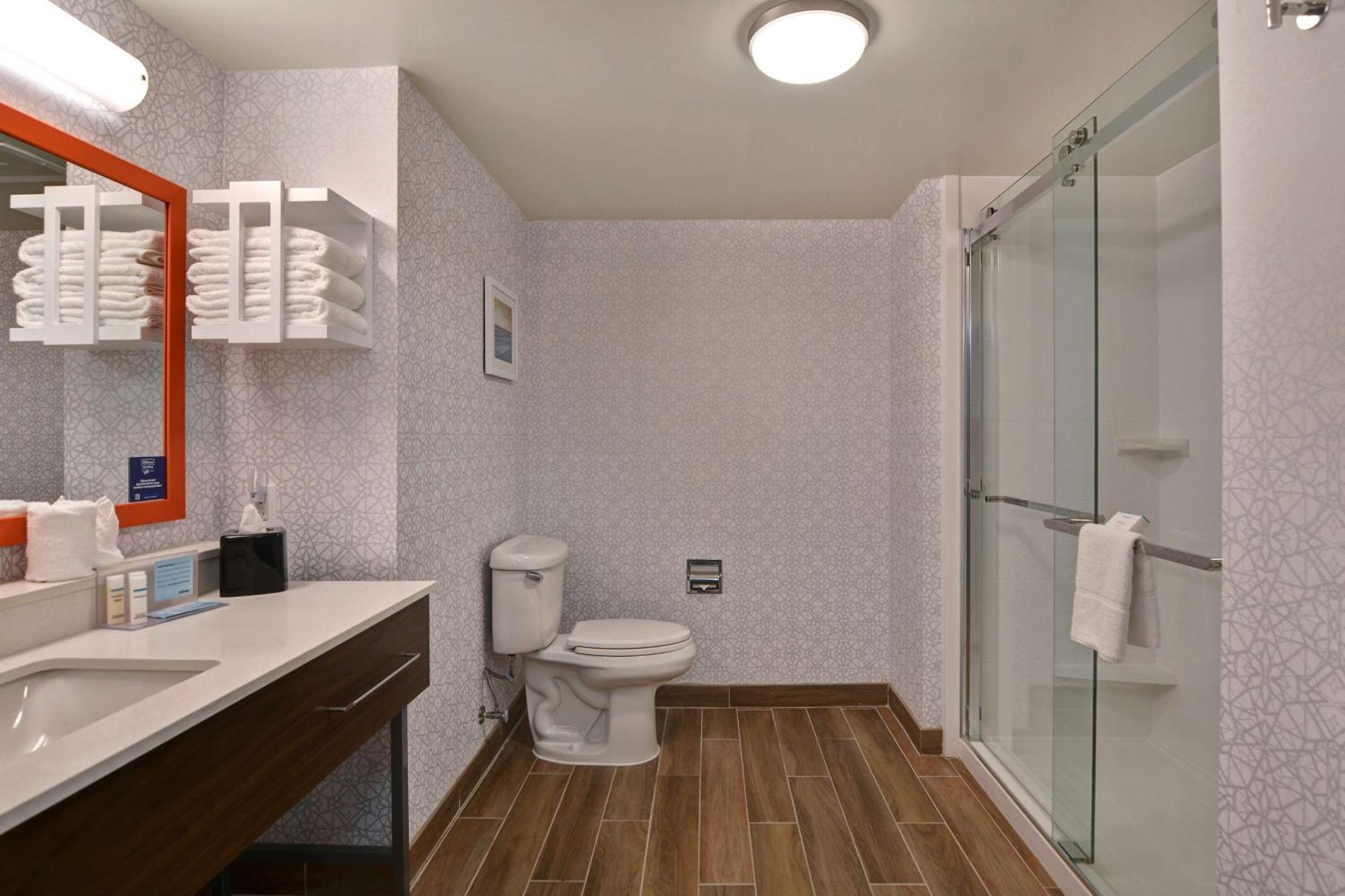 King Room Shower Non-Smoking