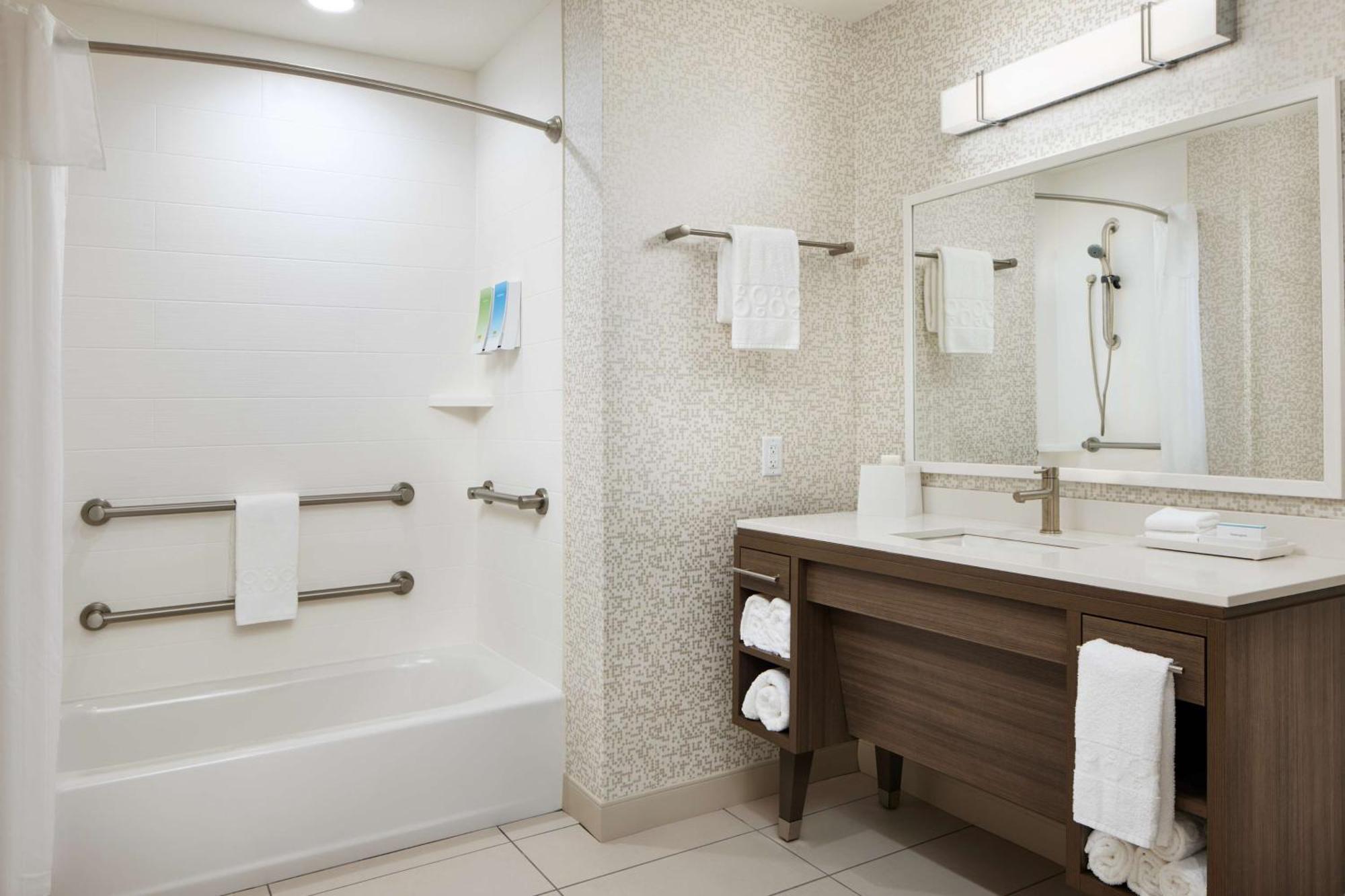 King Suite - Mobility Access/Non-Smoking