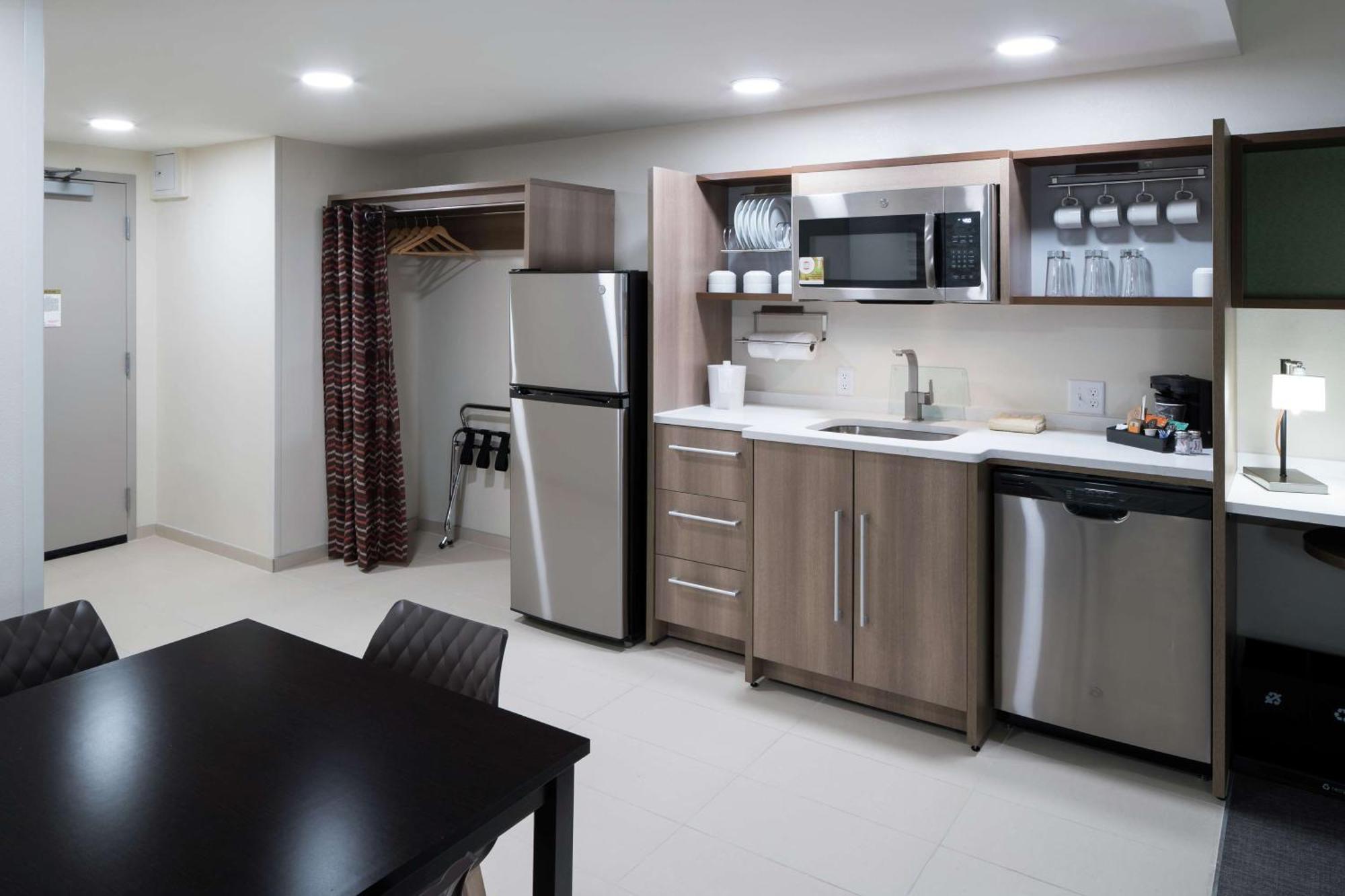 One-Bedroom King Suite - Non-Smoking,1557102220:JPEG